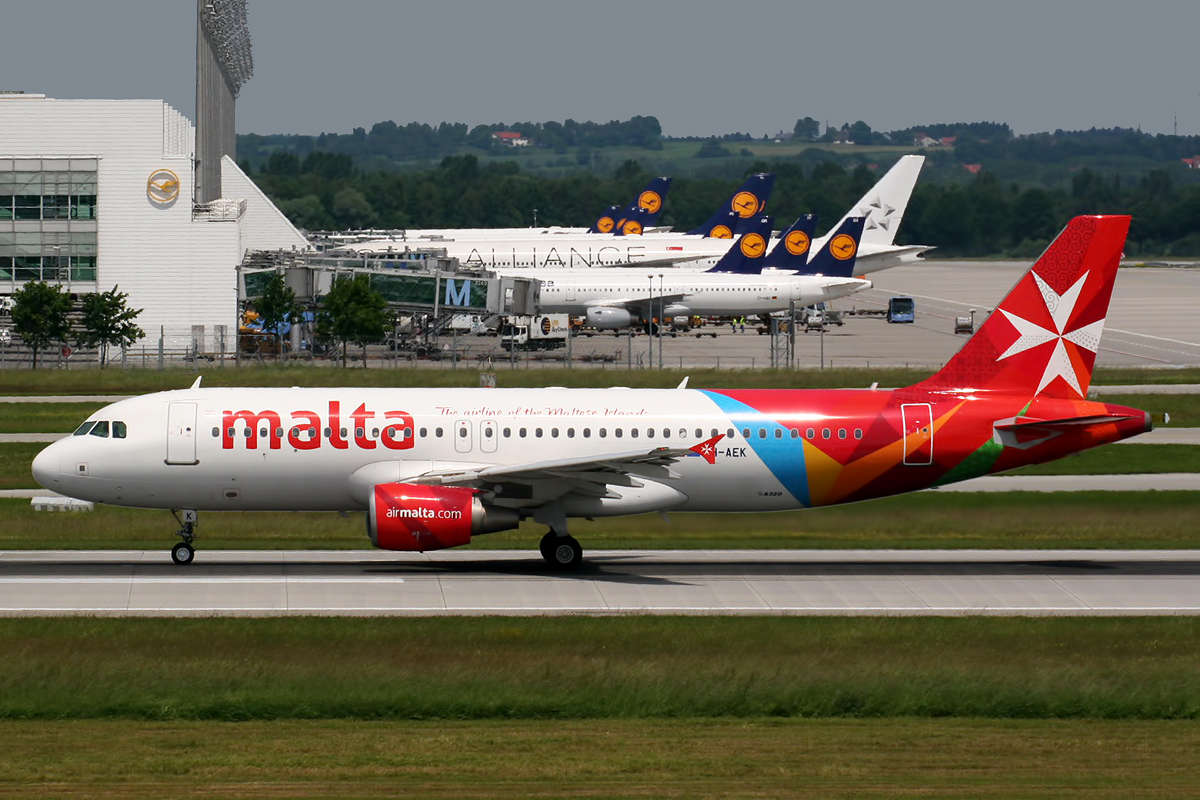 Аэропорт Мальты и самолёт авиакомпании Malta