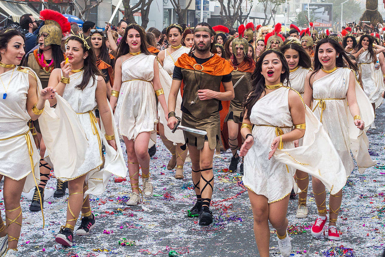 Жители Мальты принимают участие в карнавальном шествие