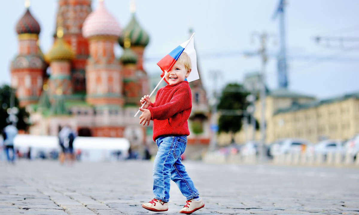 Счатливый малыш гуляет на Красной площади, Москва