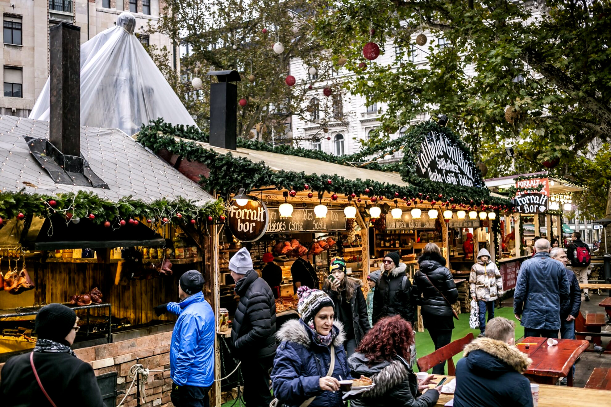 Рождественский базар на площади Вёрёшмарти