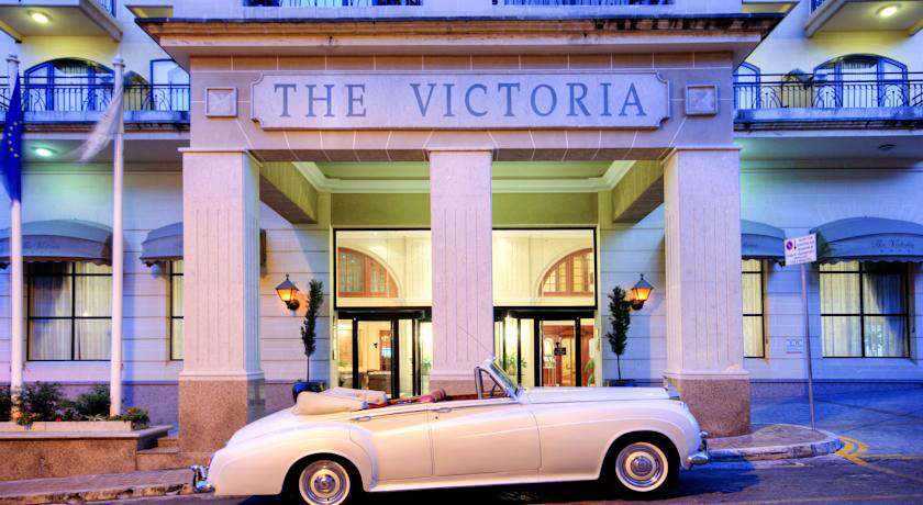 Ретро автомобиль у отеля The Victoria