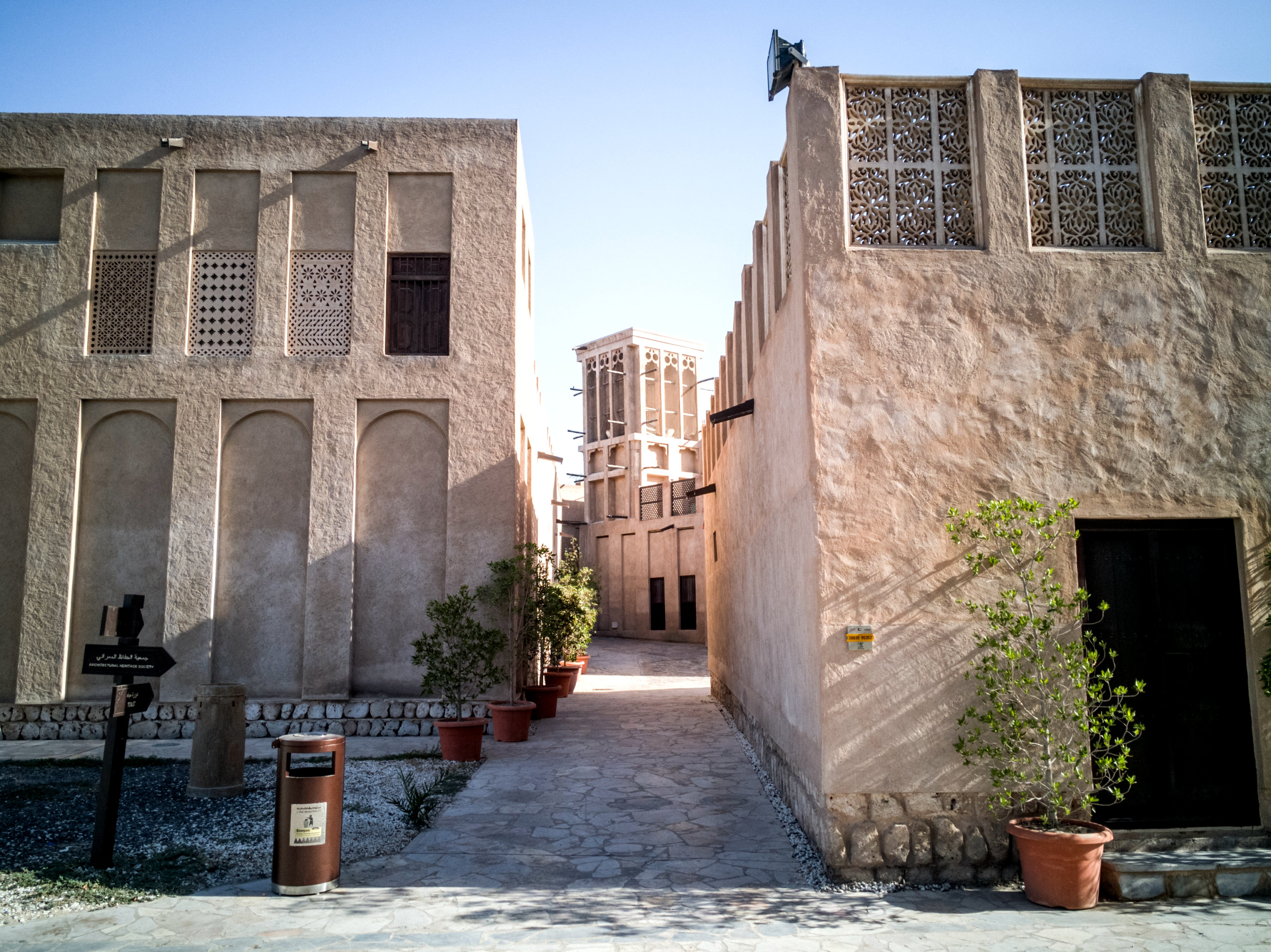 Прогуляйтесь по узким улочкам исторического квартала Аль-Фахиди