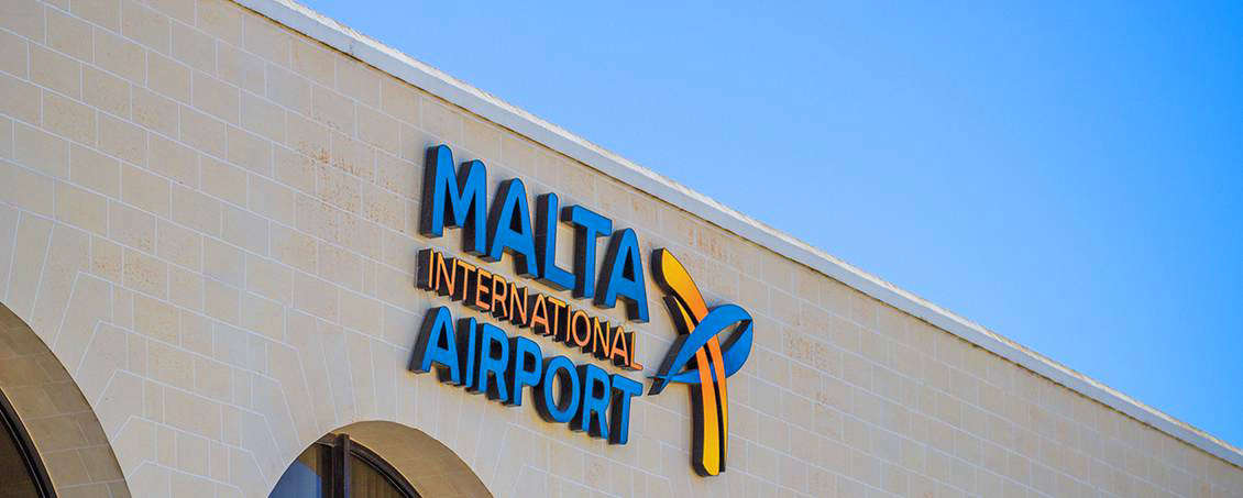 Malta International Airport, логотип аэропорта Мальты на здании