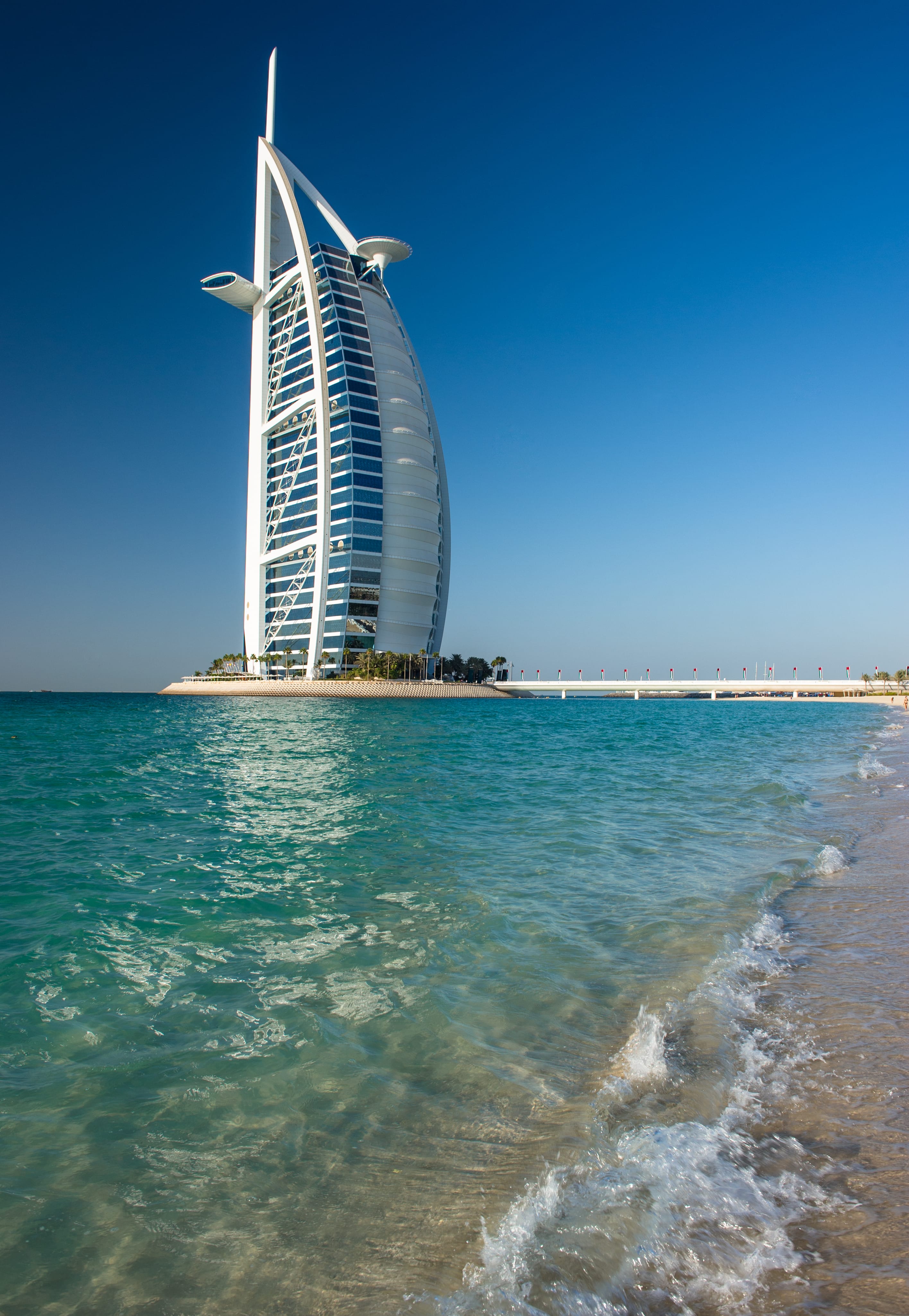 Вид на отель Бурдж-Аль-Араб с пляжа Джумейра