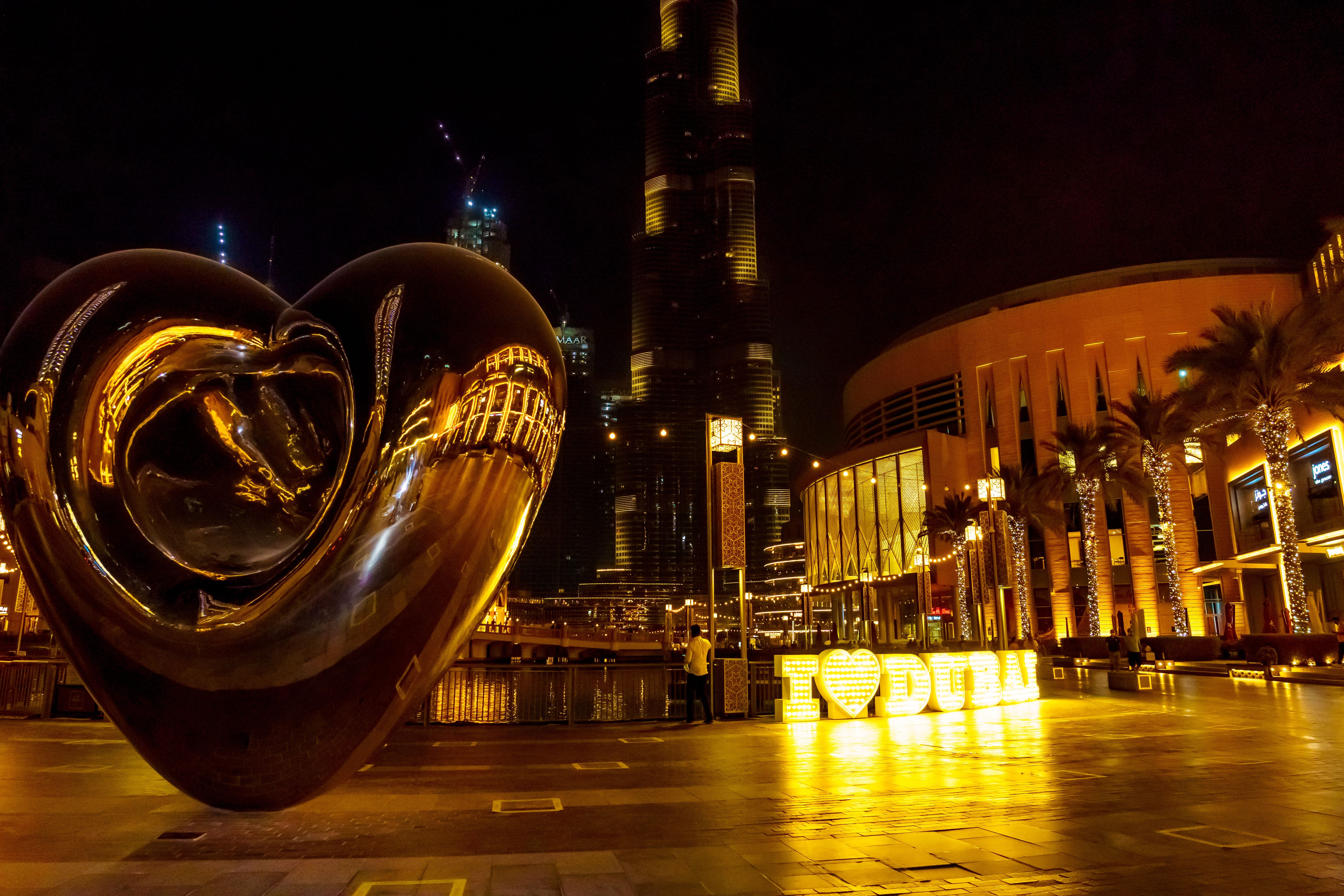 Вид на Бурдж-Халифа с Дубайским стальным сердцем