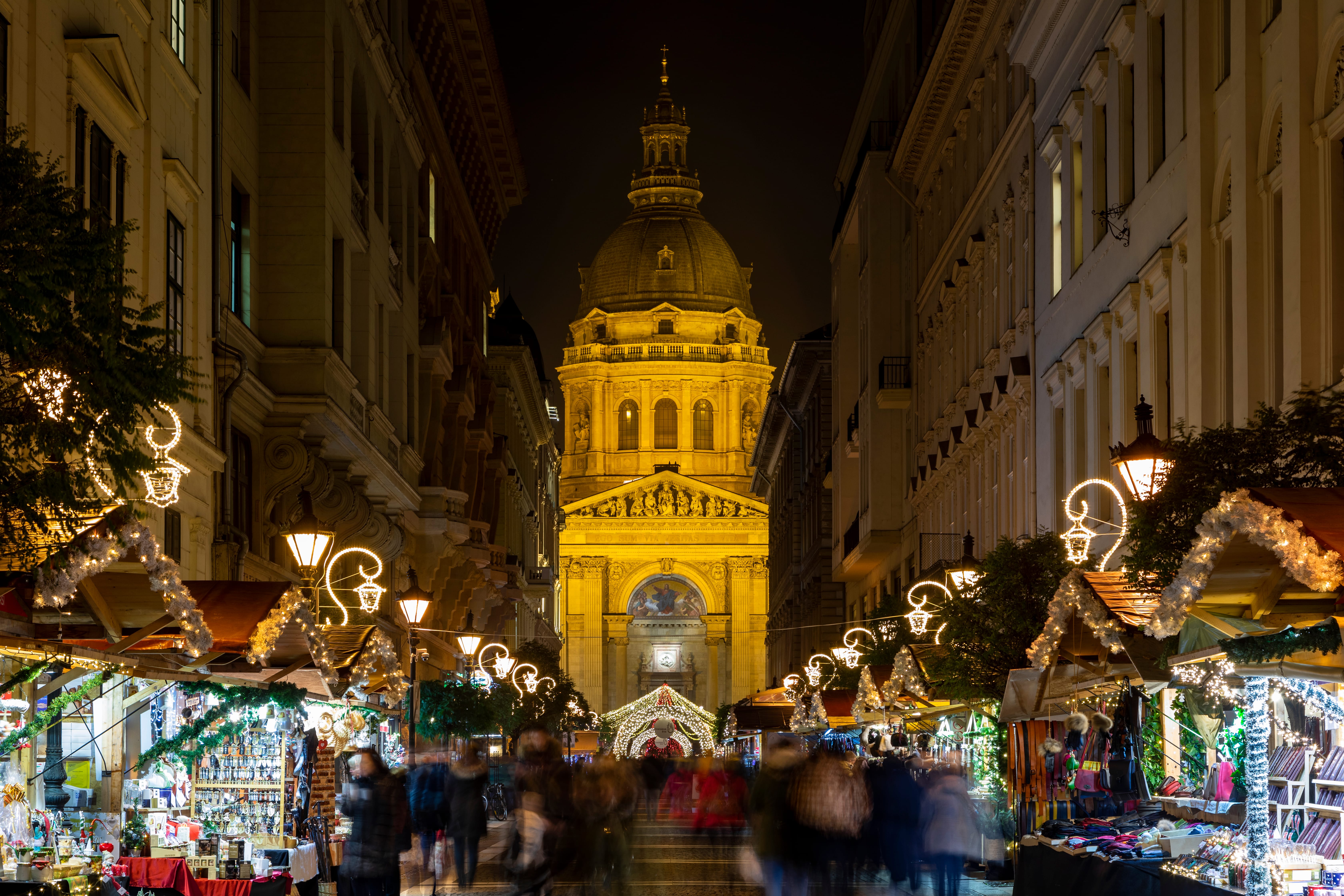 Рождественский базар в Будапеште на площади Святого Стефана