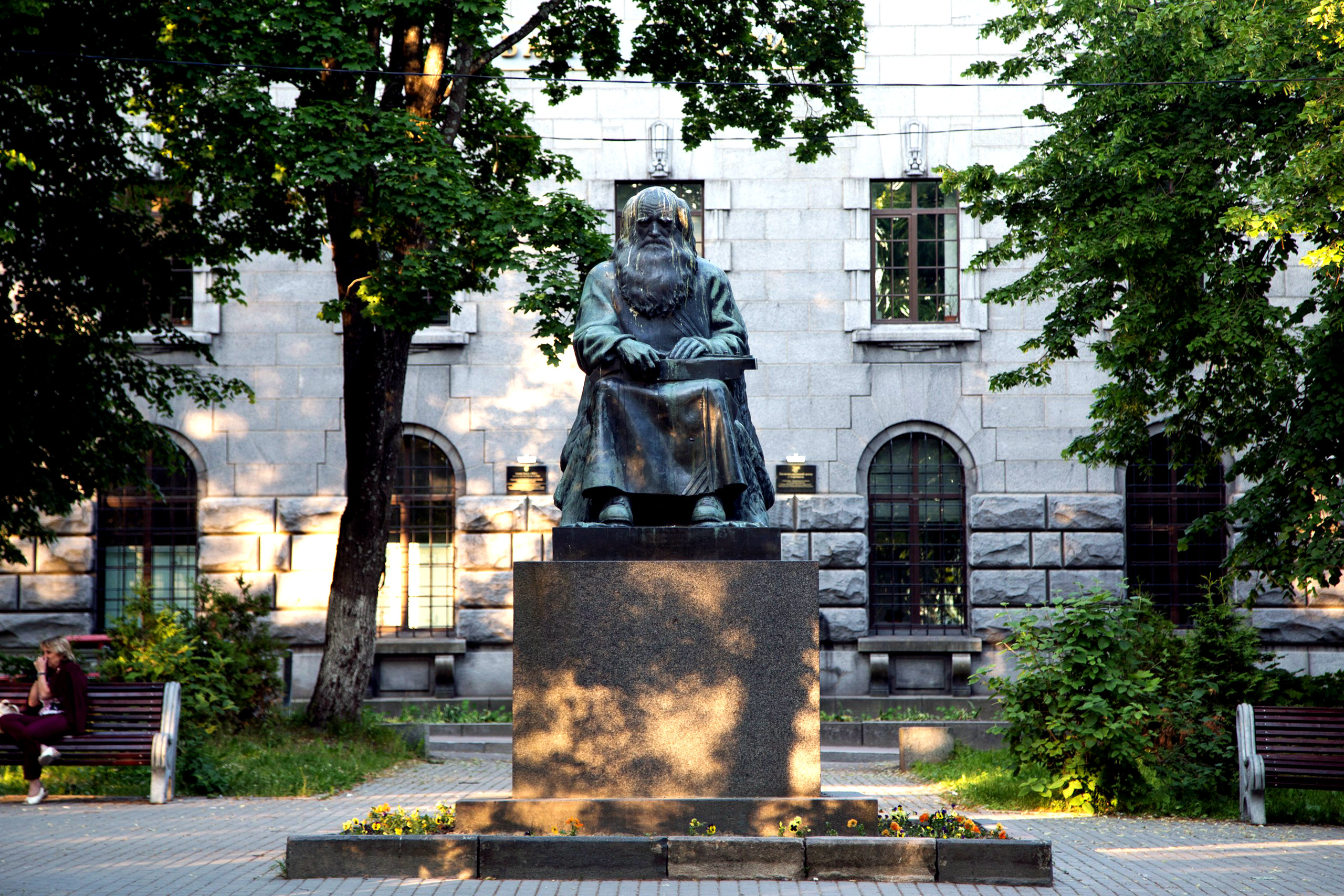 Памятник Рунопевцу