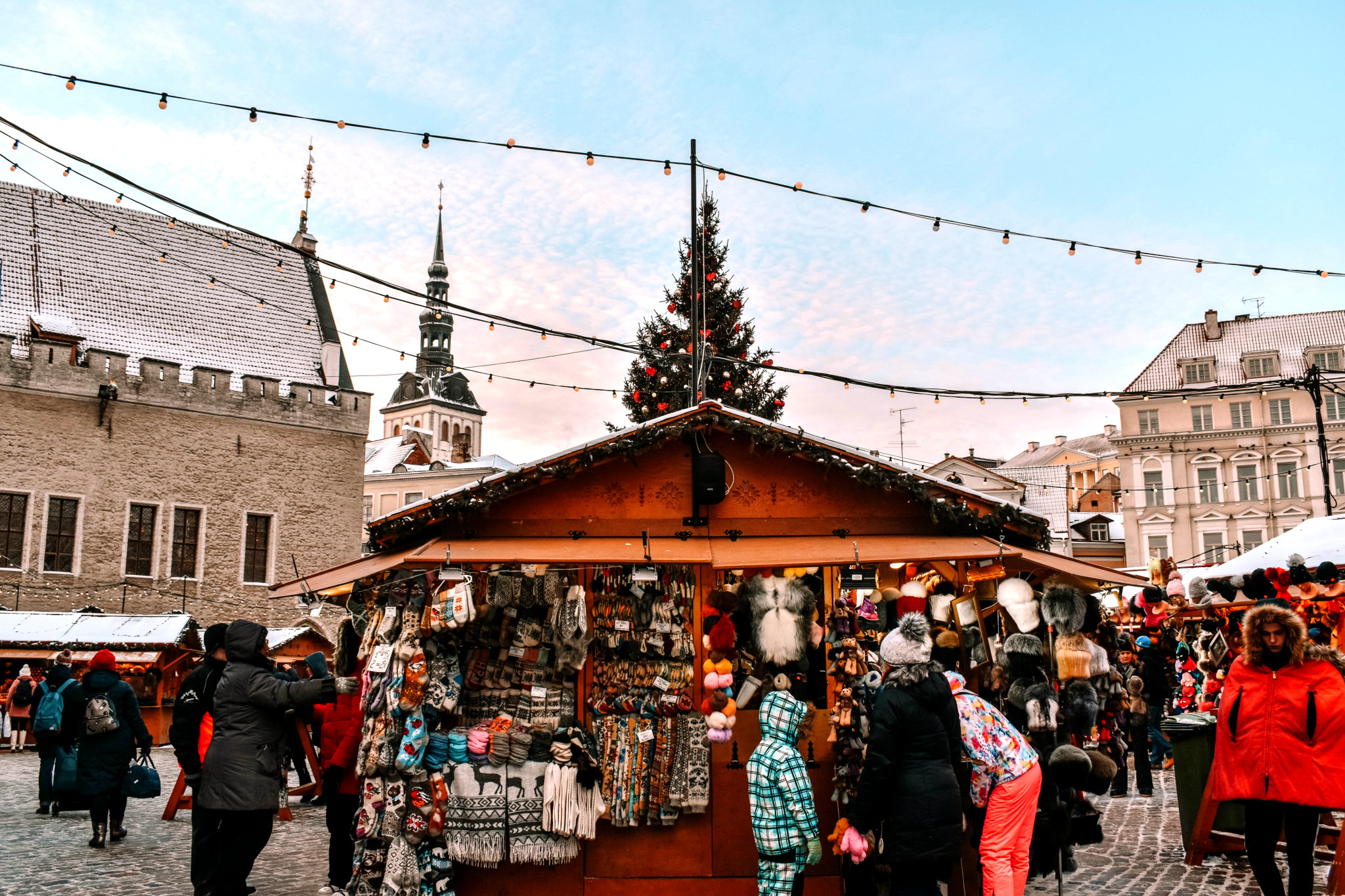Варежки, войлочные пинетки и другие аксессуары из козьей шерсти ручной работы, можно приобрести на таллинском рождественском базаре
