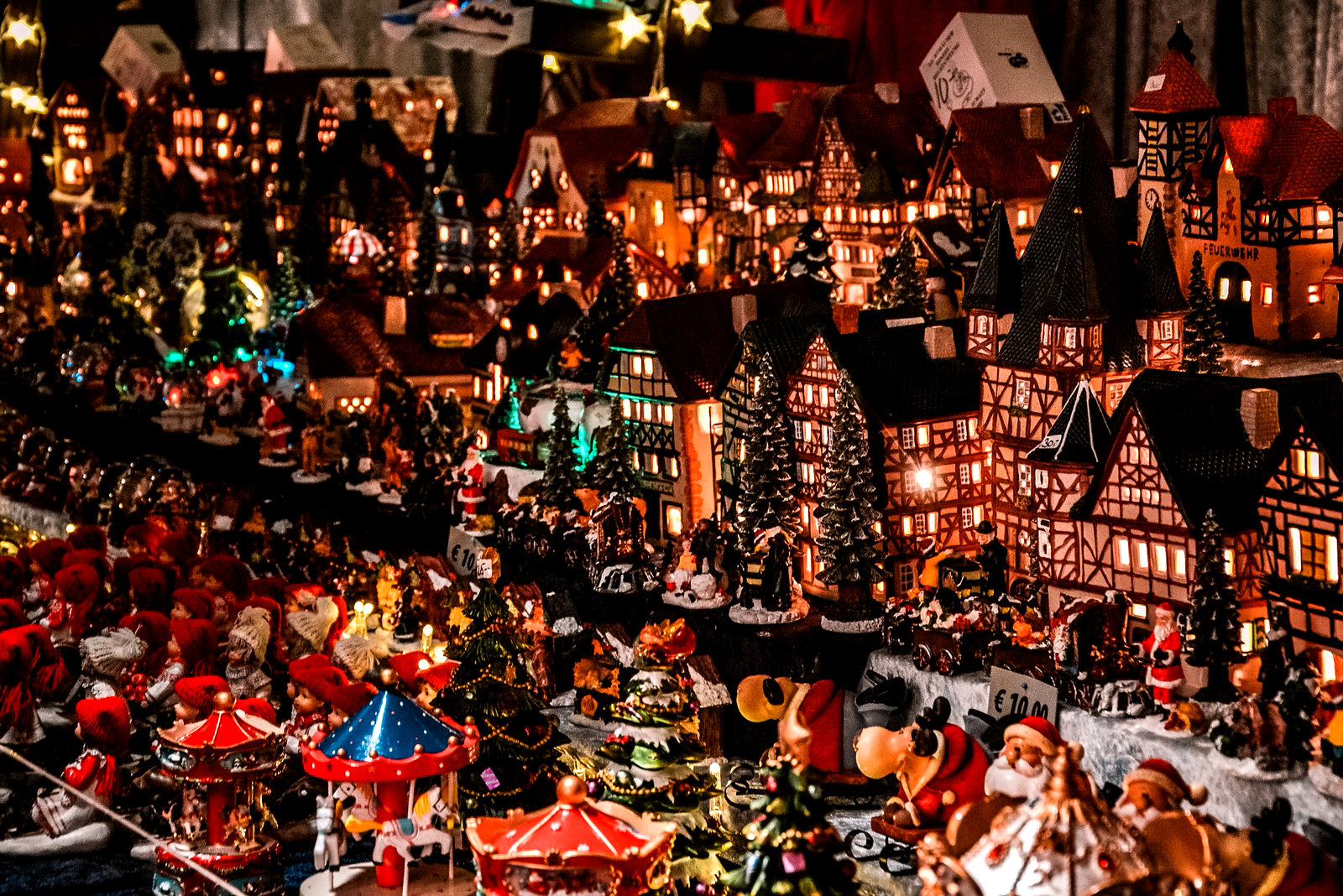 На рождественских базарах Вены можно купить много красивых украшений