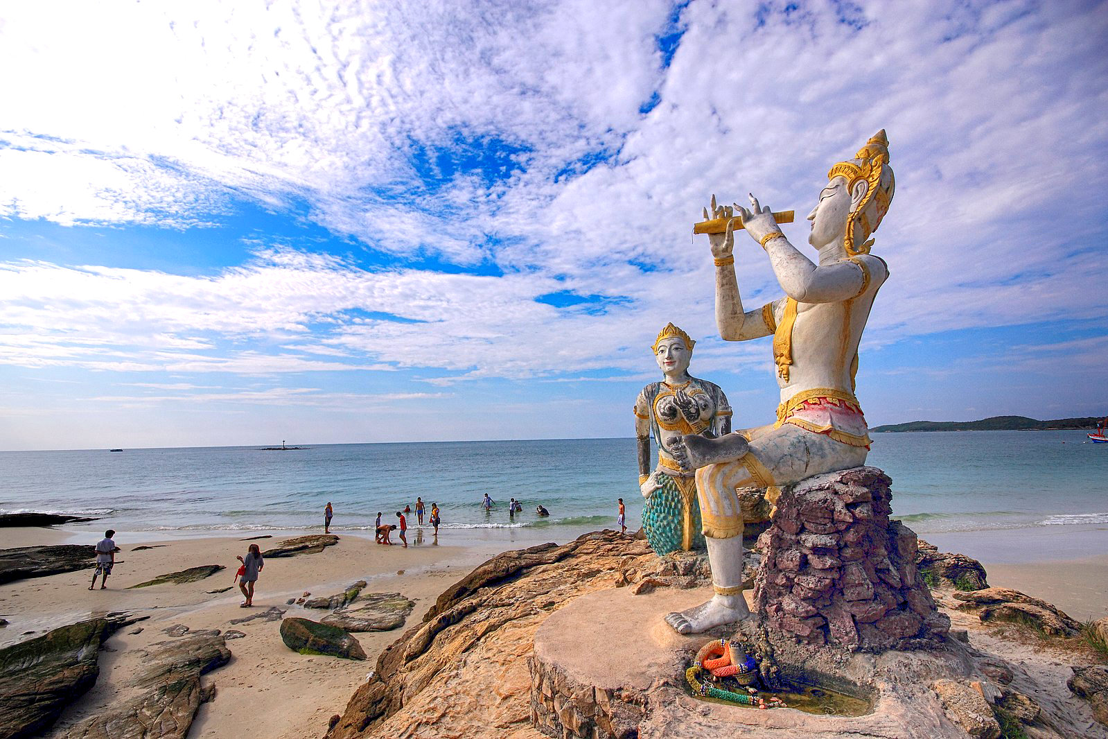 Статуи Пхра Афамани и русалки, персонажей известной тайской эпической поэмы, на острове Самет