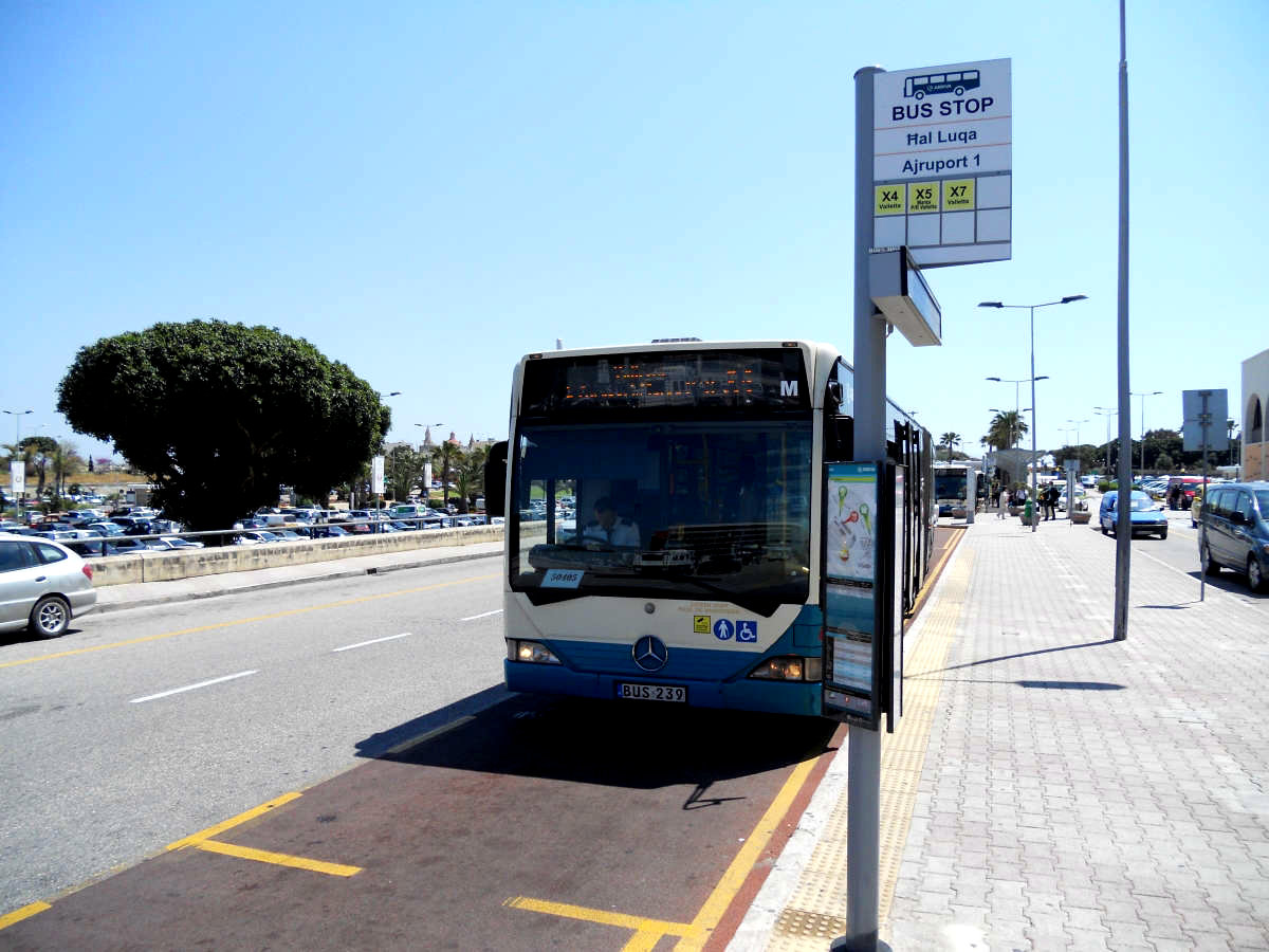 Автобусная остановка аэропорта Мальты