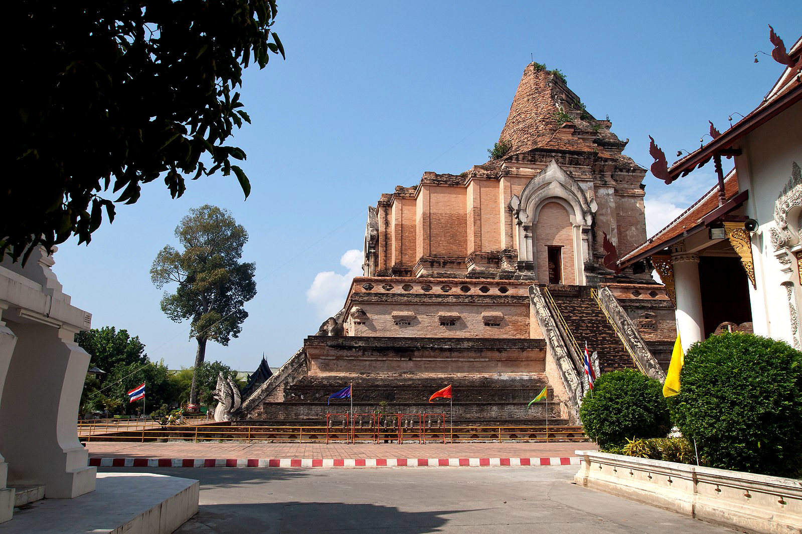 Ступа XIV века буддийского храма Ват Чеди Луанг