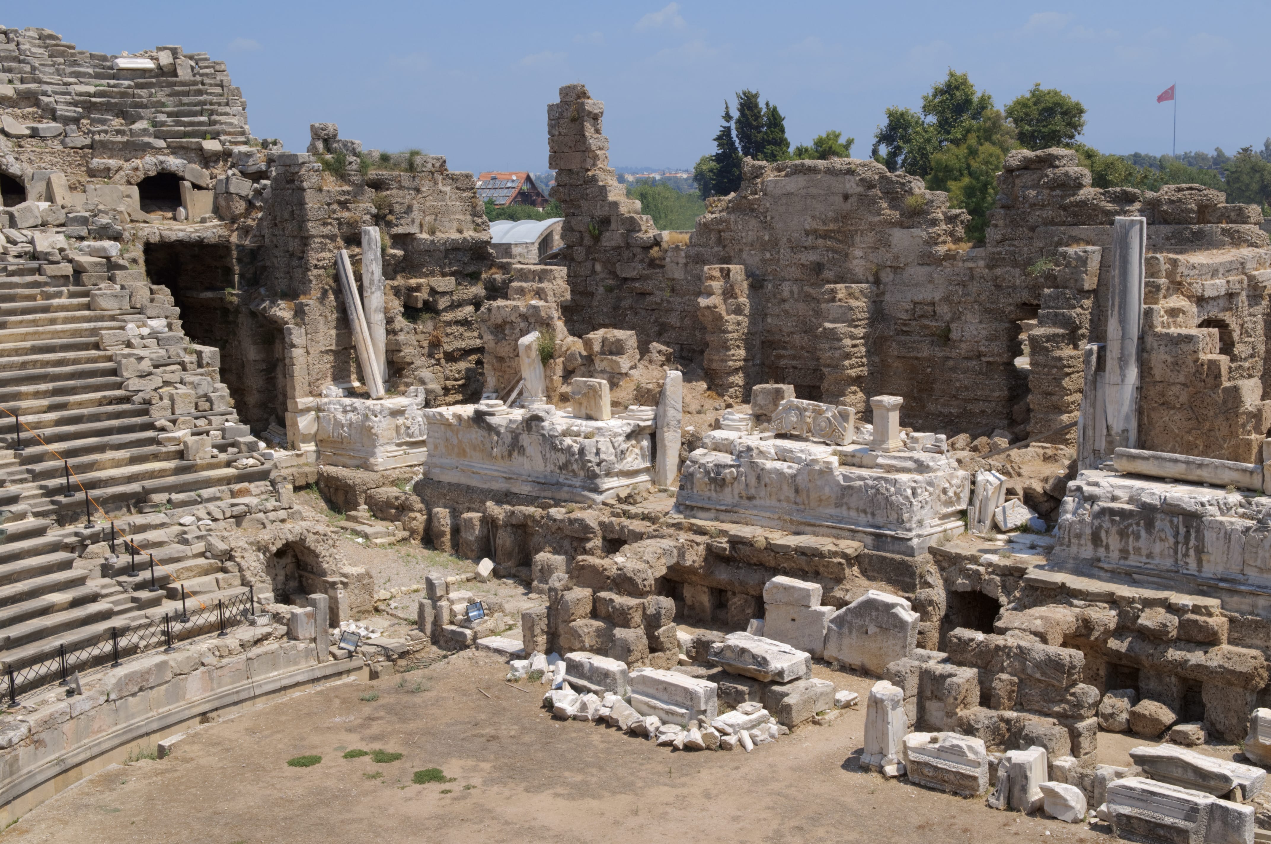 Руины древного амфитеатра в Сиде