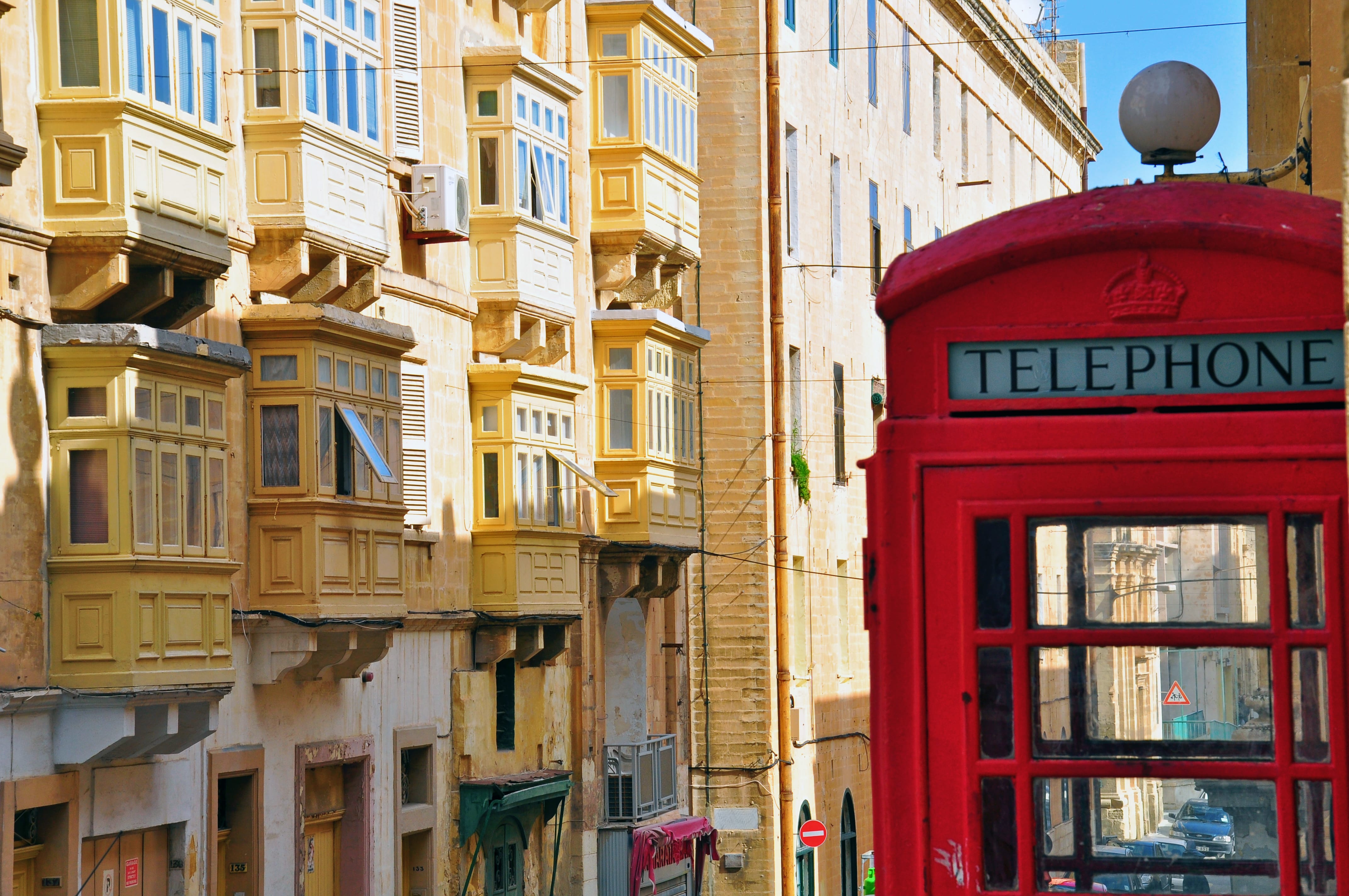 Красная телефонная лондонская будка на улицах Валетты