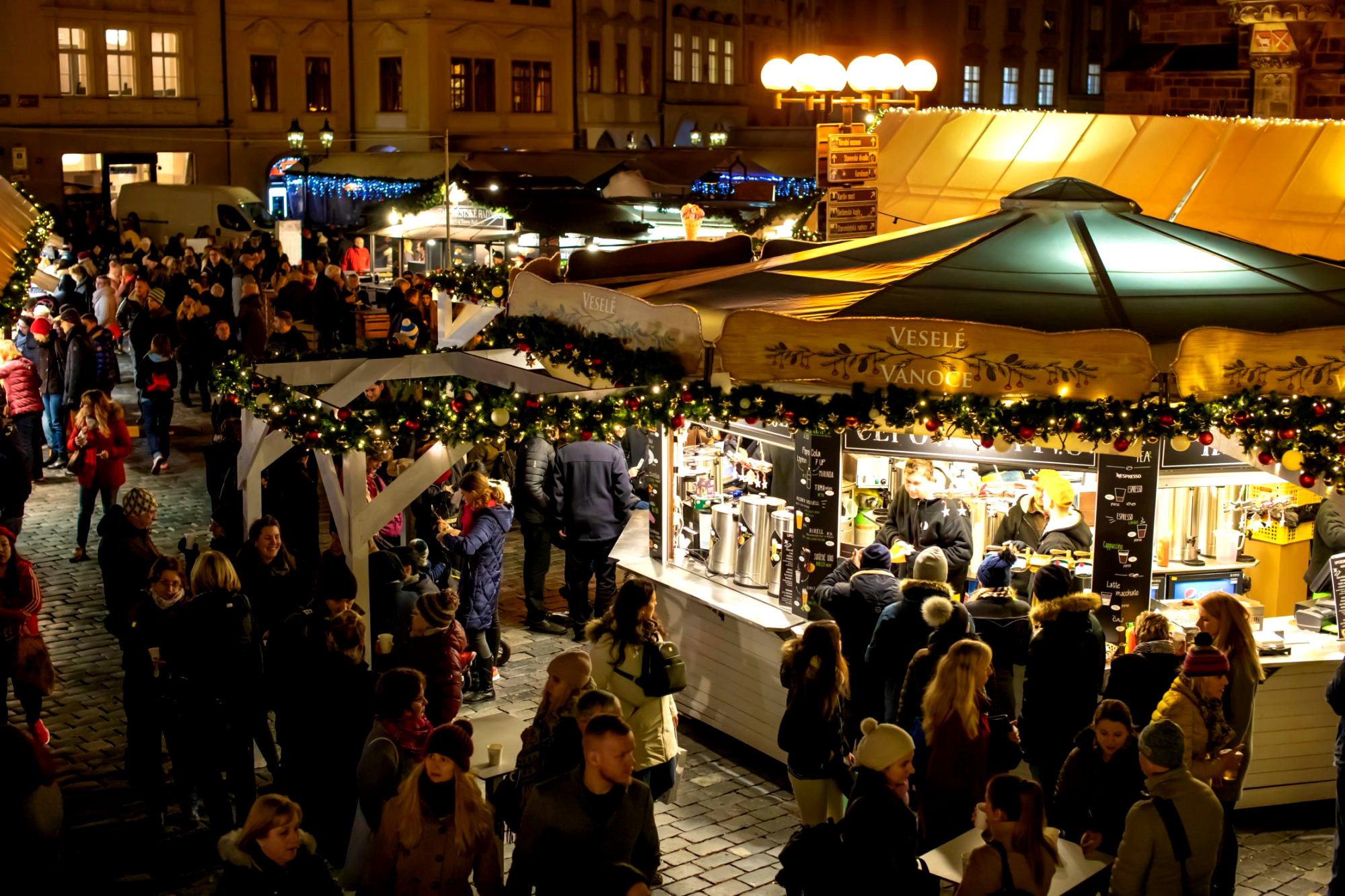 На рождественских базар в Праге продают множество напитков, чтобы согреться, особенно грог и глинтвейн