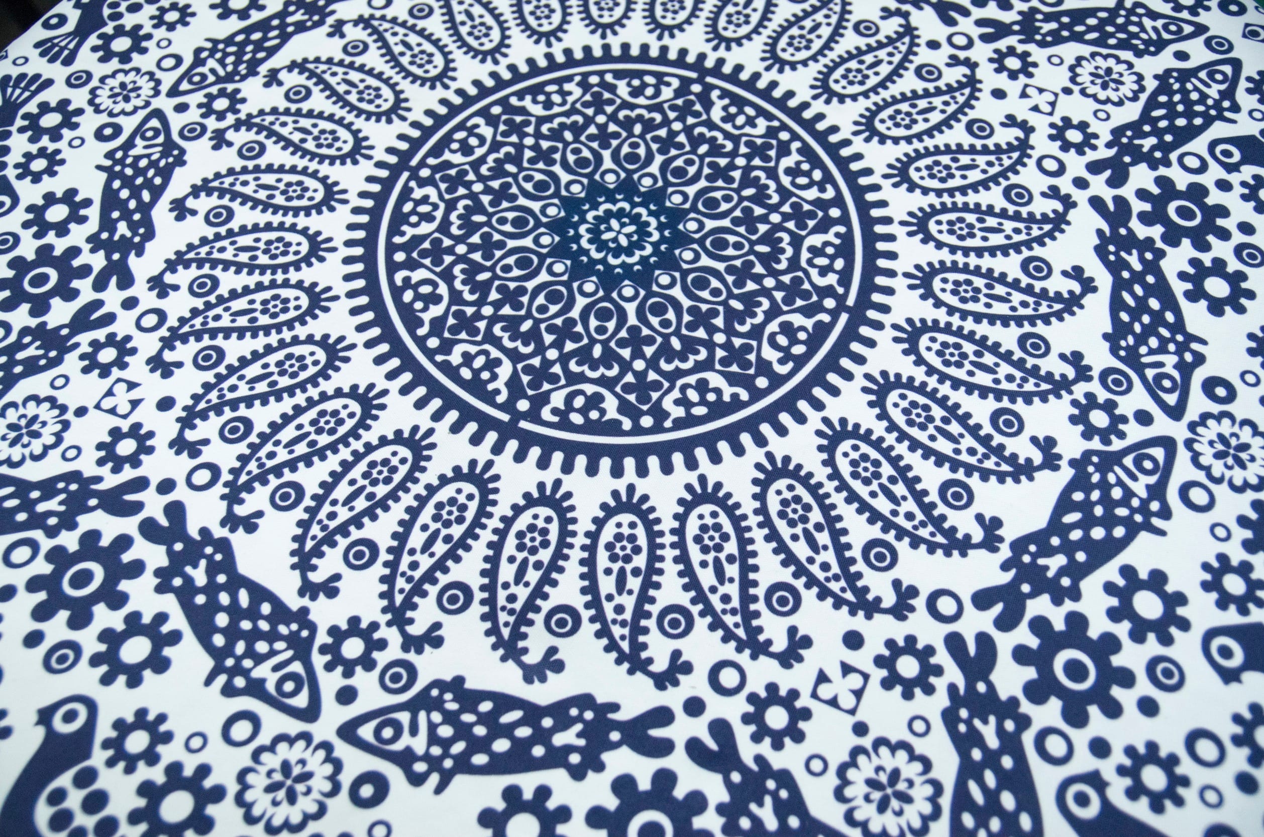 Традиционный грузинский ремесленный текстиль лурджи супра – сине-белая скатерть с набивным рисунком