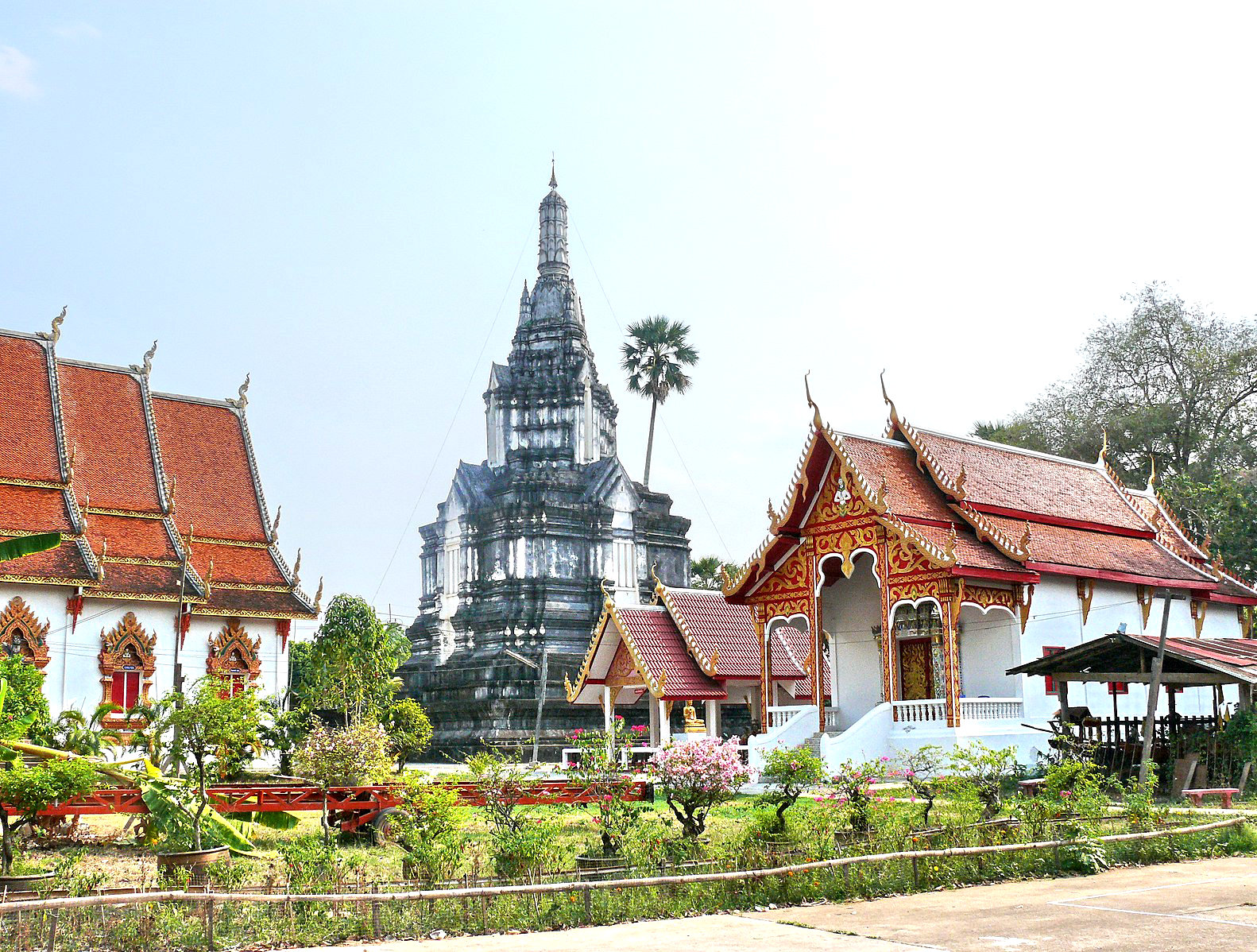 Сад, храмы и чеди (ступа) – в Ват Суан Тан