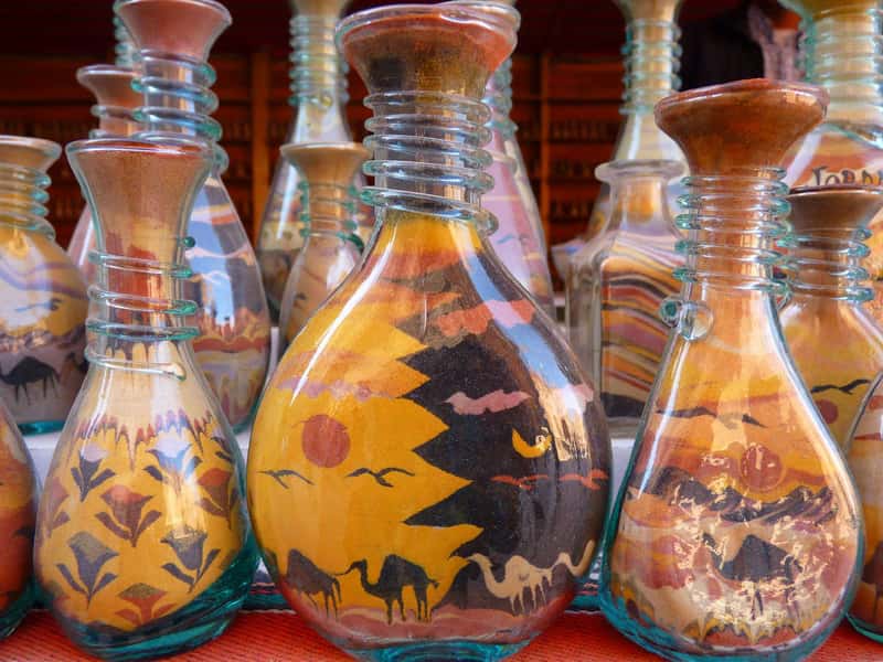Песчанное исскуство в бутылке, популярный сувенир из Иордании