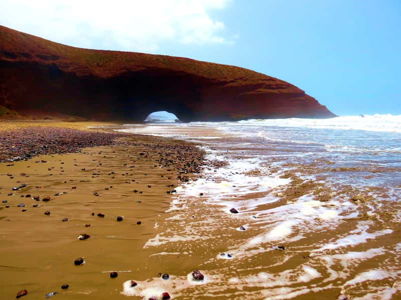Одна из арок на пляже Легзира в Марокко. К сожалению, еще одна арка была разрушена в 2016 году