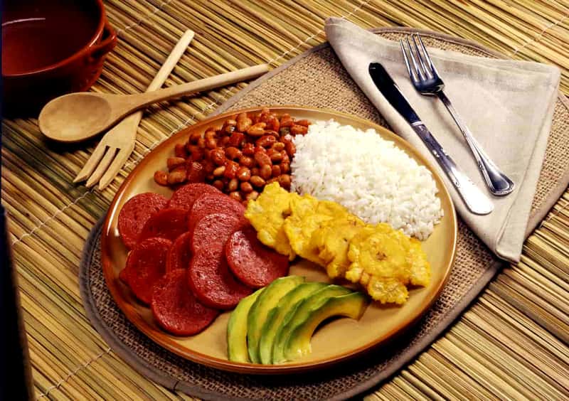 Ла Бандера - традиционное блюдо доминиканской кухни