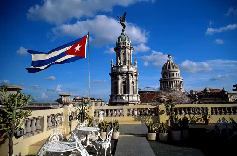 Кубинский флаг на крыше отеля в Гаване