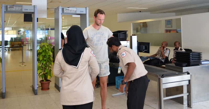 Строгая проверка в аэропорту Мальдив