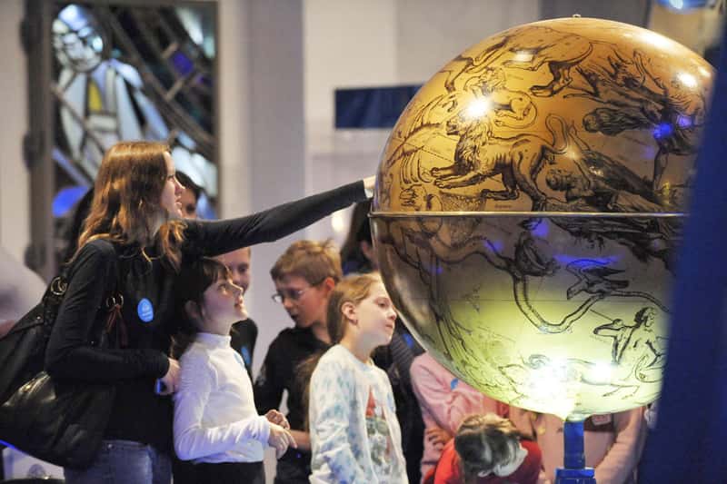 Дети на экскурсии в Московском планетарии