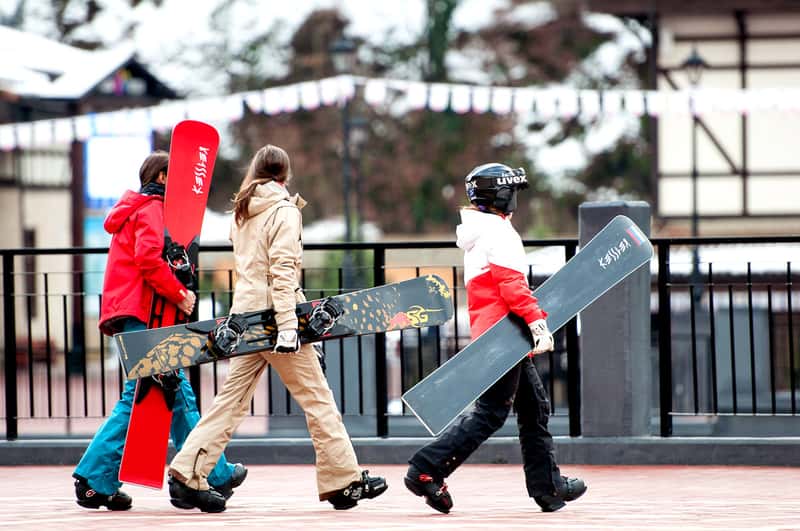 Катание на сноубордах и лыжах, популярный вид отдыха в Сочи