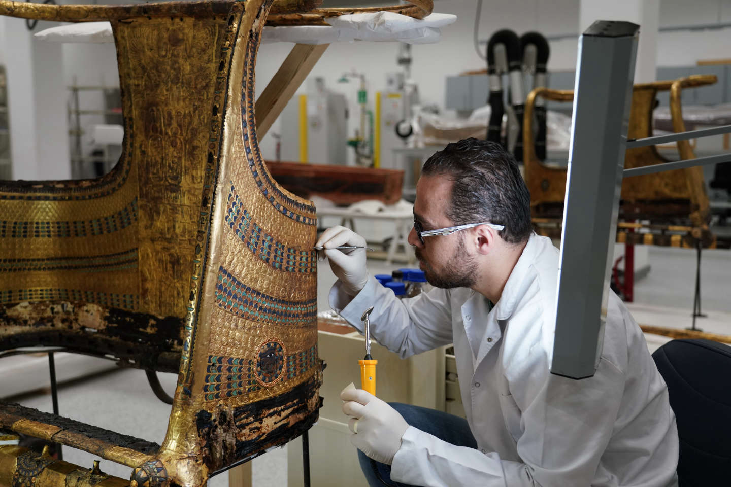 Рами Магди работает над реставрацией колесницы из гробницы Тутанхамона