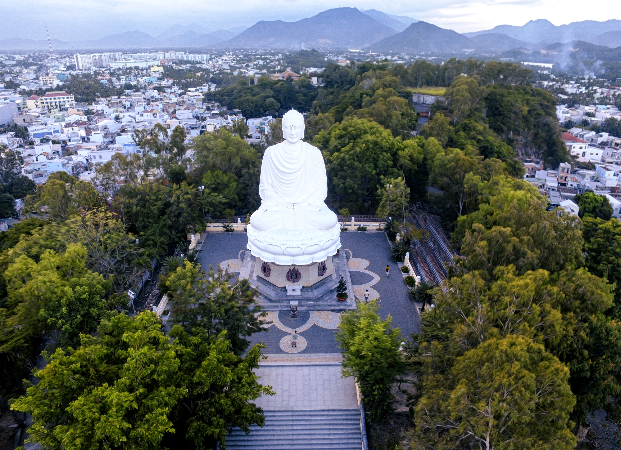 Статуя Белого Будды на территории храма Лонг Шон