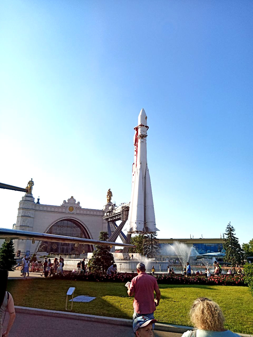 Ракета-носитель "Восток" на фоне павильона "Космос"