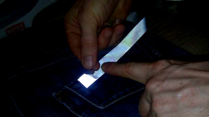 Светоотражающая лента, которую можно наклеить на любую одежду