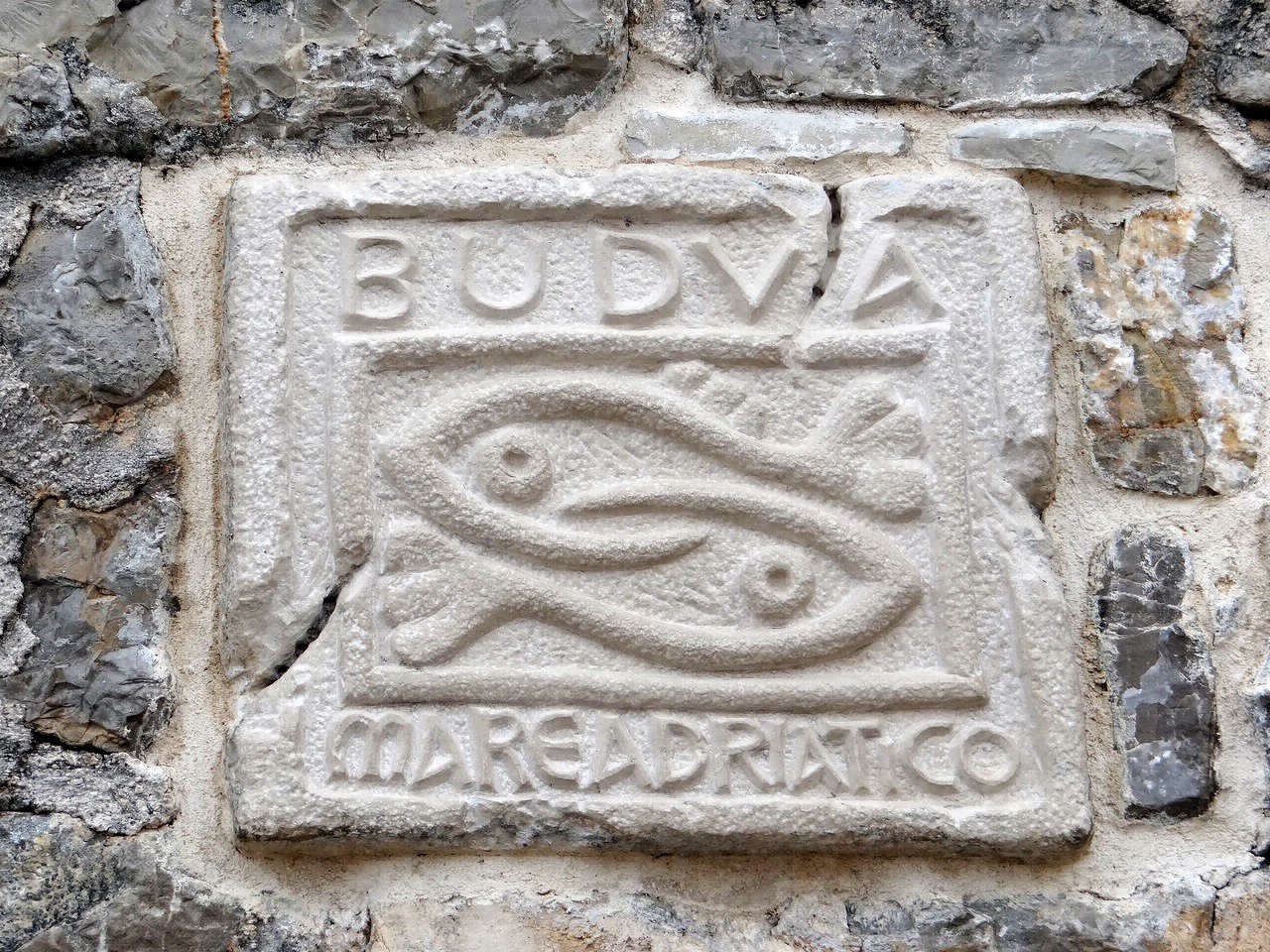 Исторический символ Будвы на стене древней цитадели, Будва, Черногория