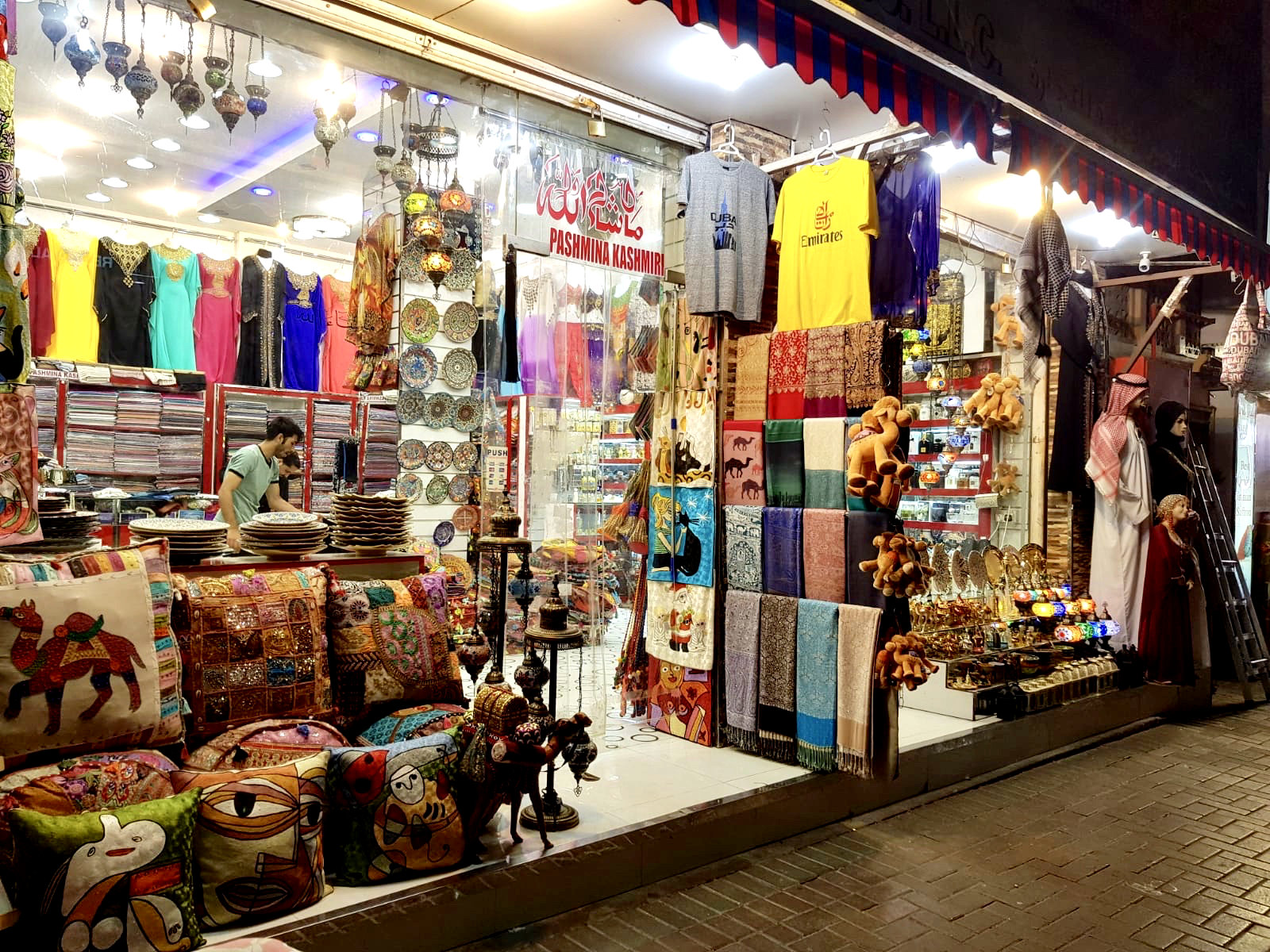Ткани, игрушки, одежда с национальными принтами популярные сувениры с данного рынка