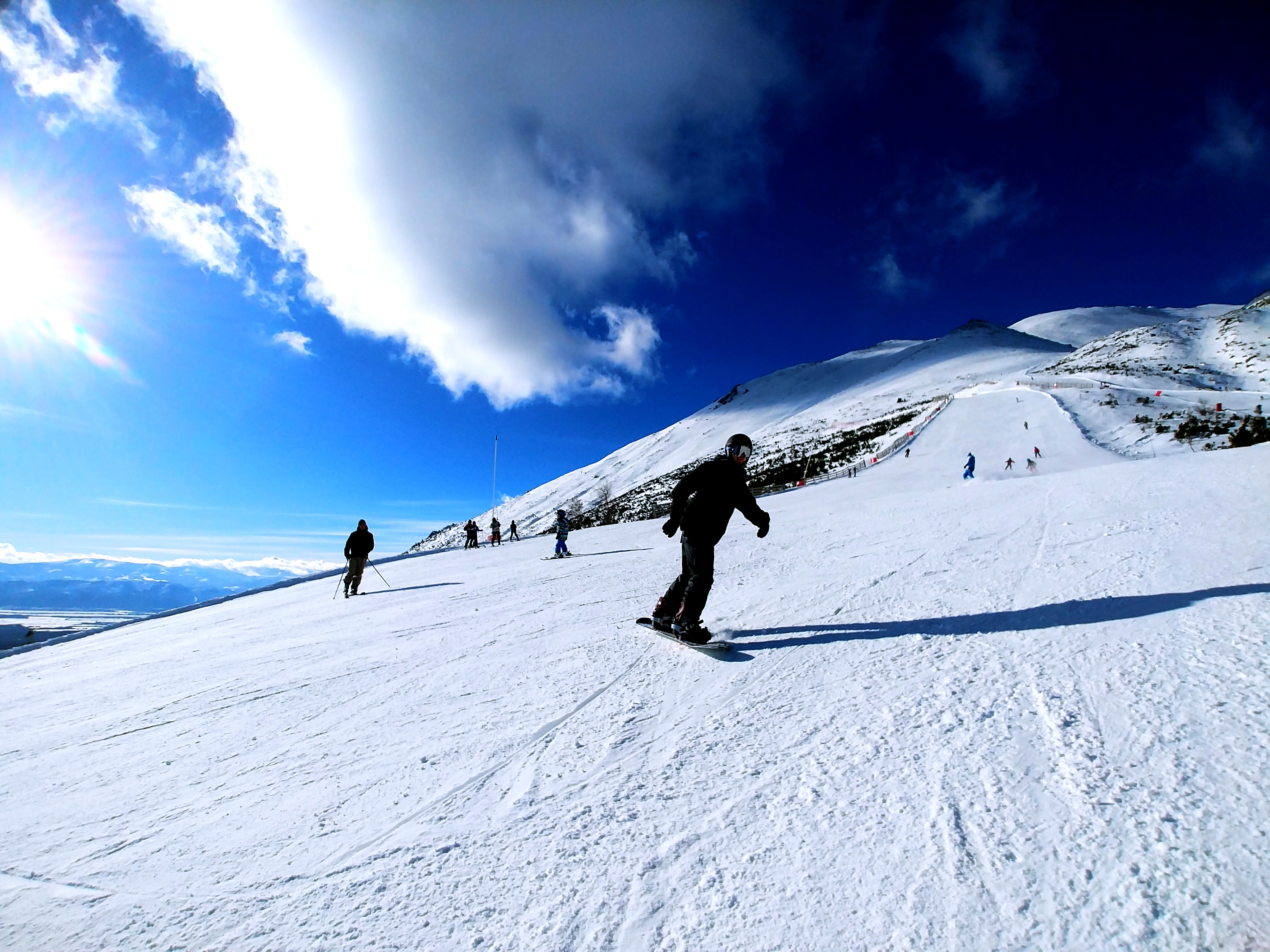 Общая длина спусков на курорте превышает 12 км, склоны подходят для всех категорий лыжников и сноубордистов
