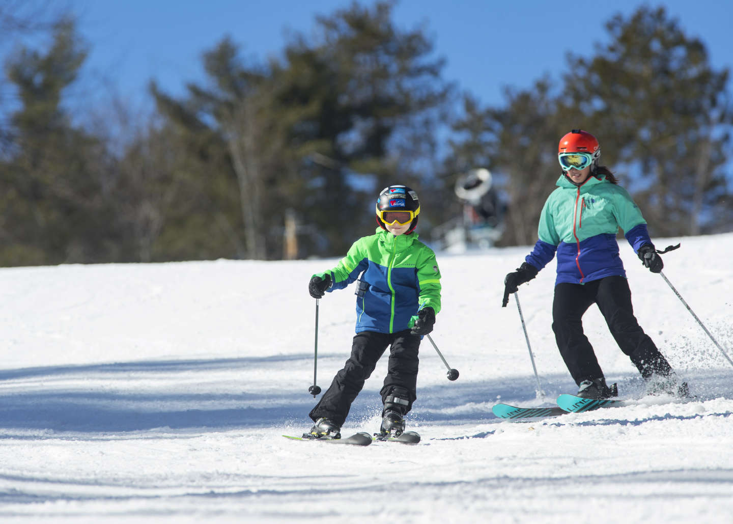 Катание на лыжах, развлечение для всей семьи