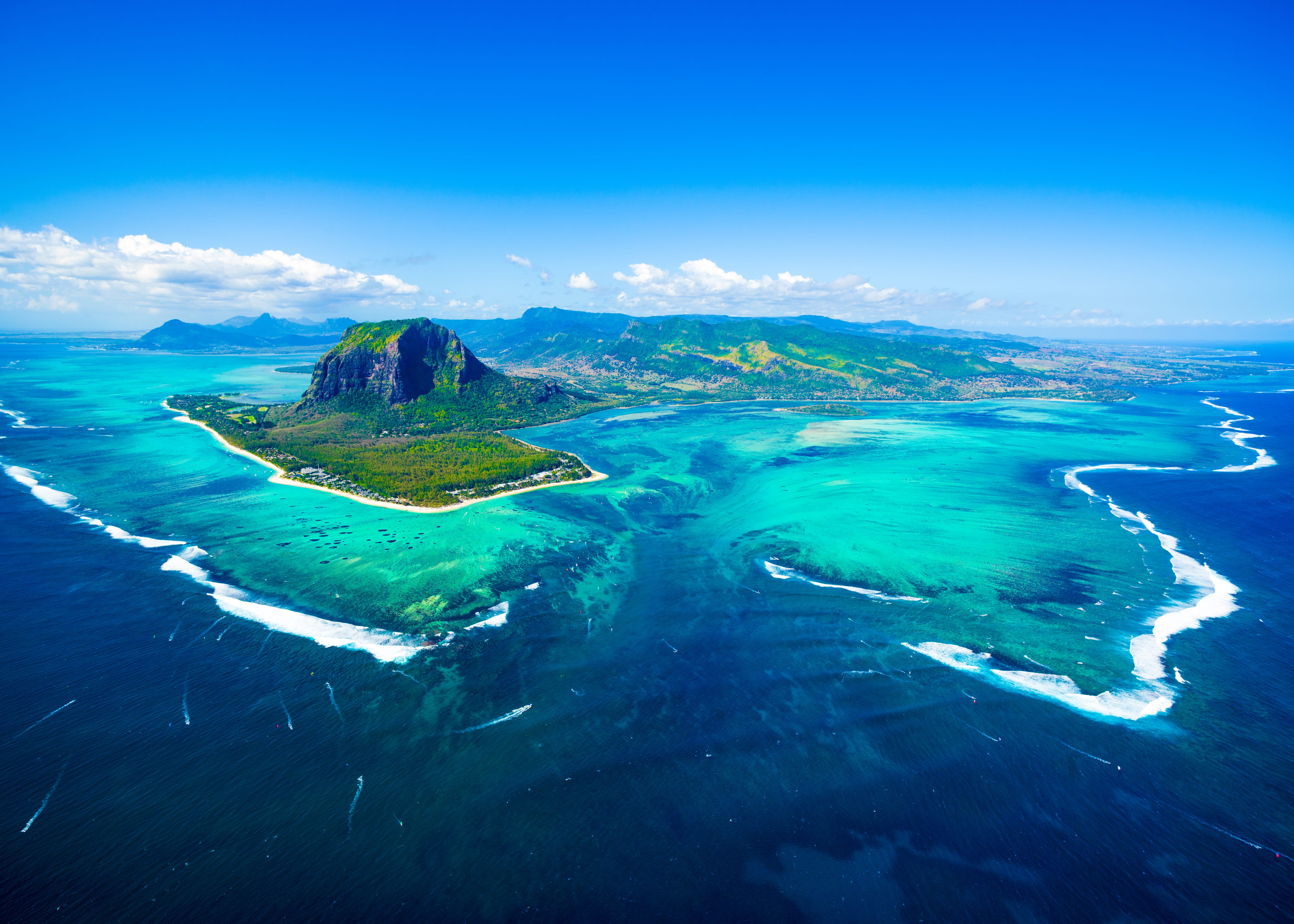 Индийский океан какая вода. Подводный водопад Ле Морн Брабан. Ле Морн Маврикий. Остров Маврикий в индийском океане. Подводный водопад острова Маврикий.