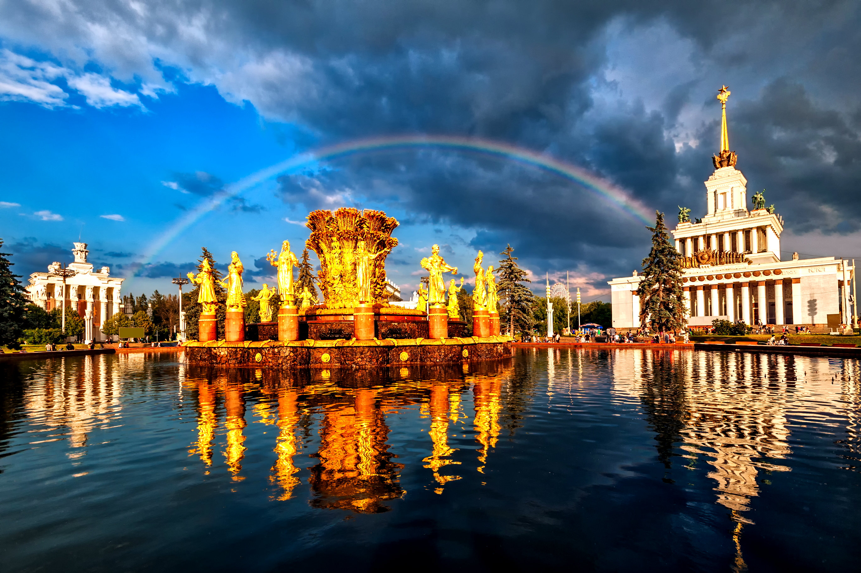 Главный символ ВДНХ - фонтан "Дружба народов"