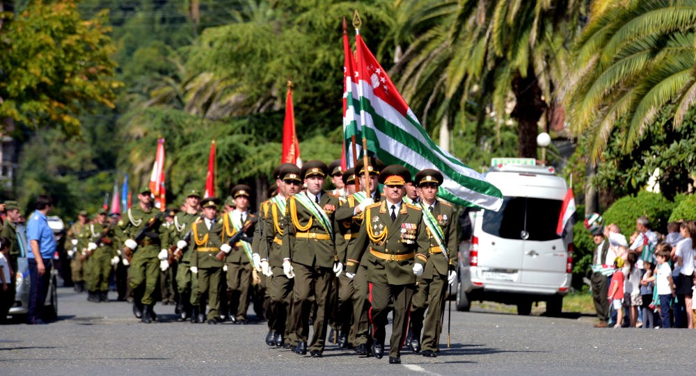 Жители Абхазии празднуют День Победы и Независимости