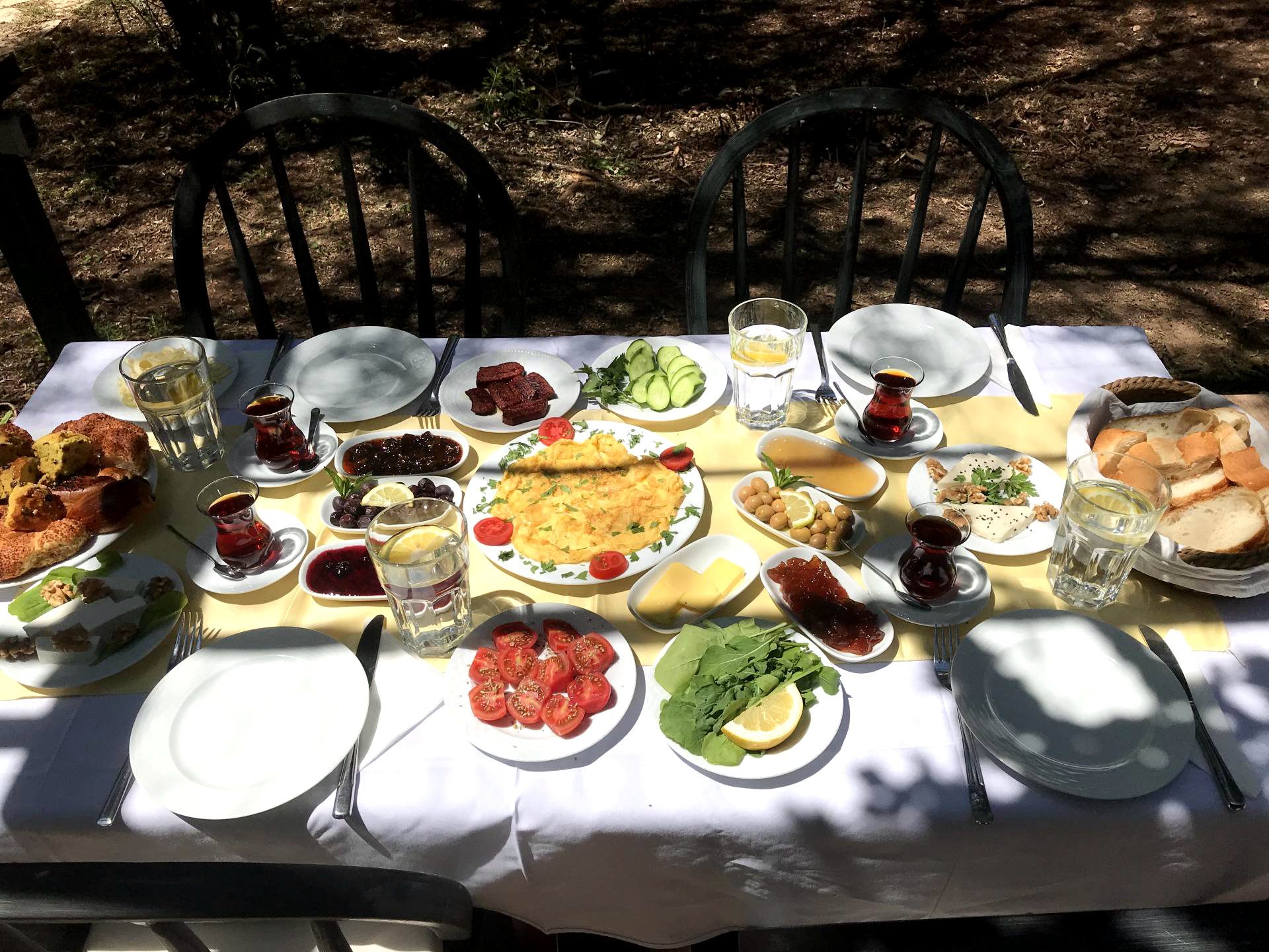 Знаменитый турецкий завтрак подают под открытым небом😊