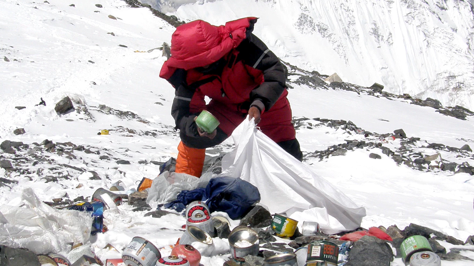 На самом деле гора Эверест завалена огромным количеством мусора и выглядит плачевно