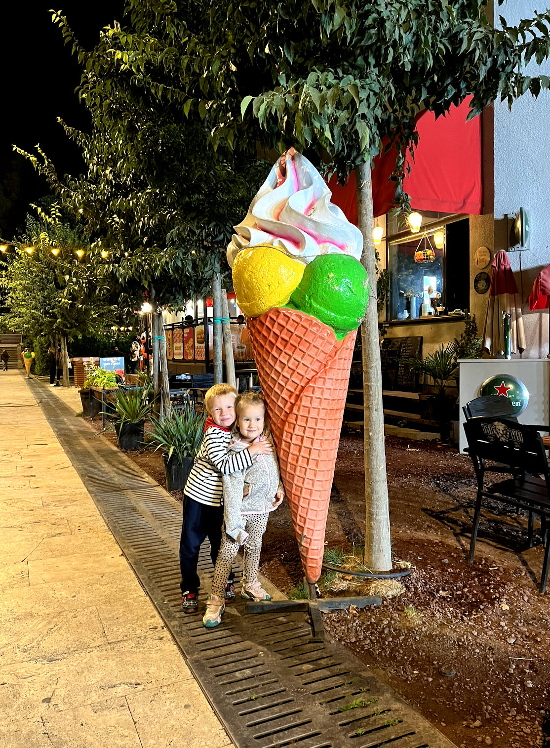 Наши маленькие путешественники в парке Дэда Эна у магазина с мороженным