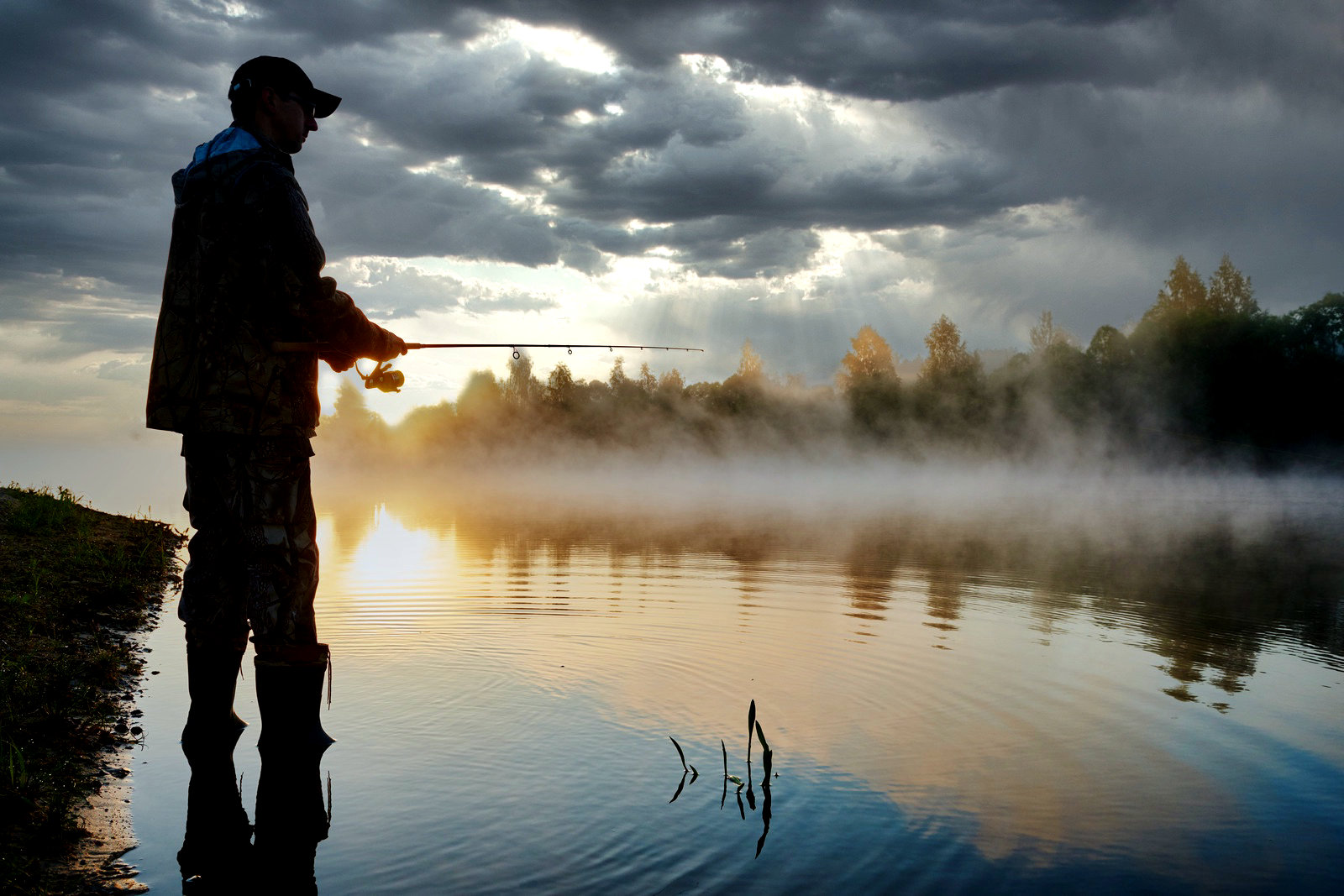 Рыбалка на озере со спиннингом