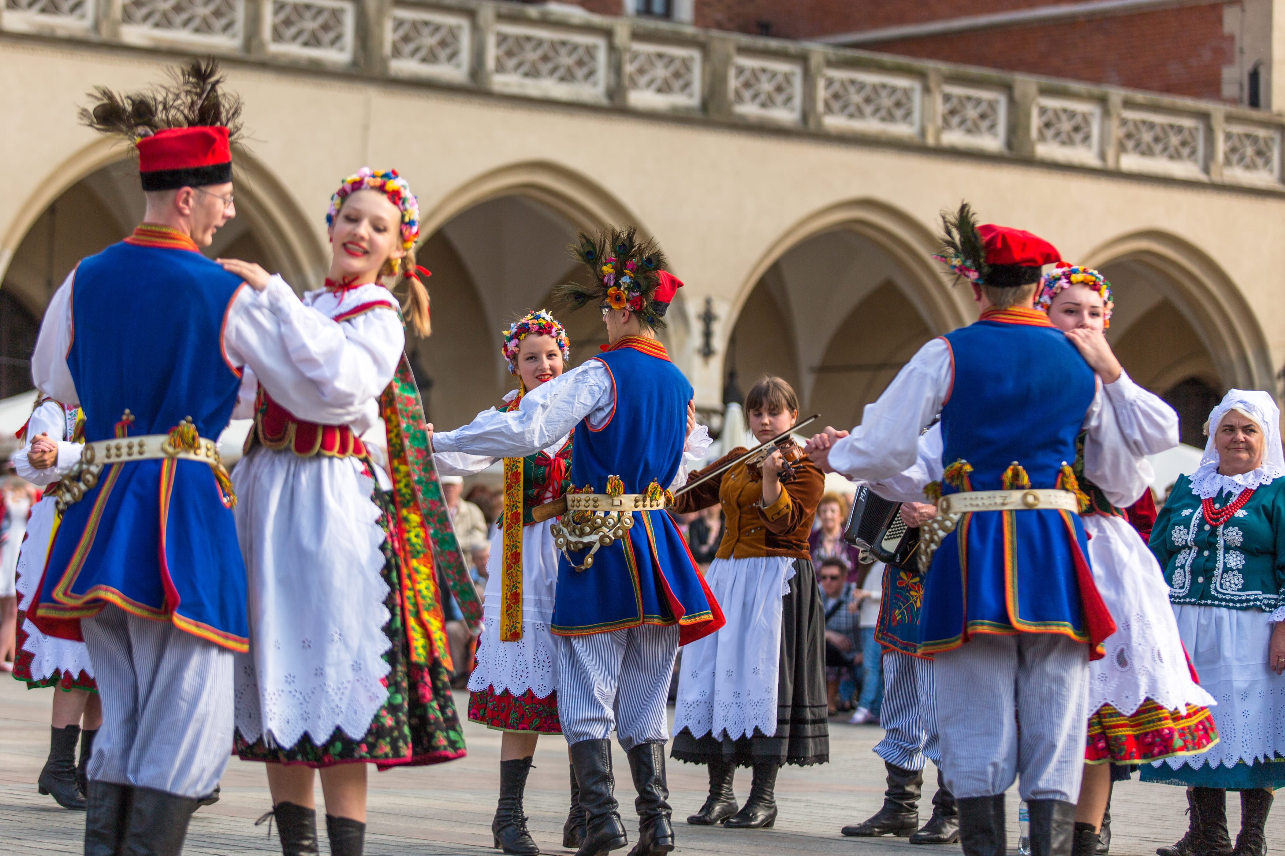 Польский народный коллектив на главной площади Кракова во время ежегодного праздника – День Конституции