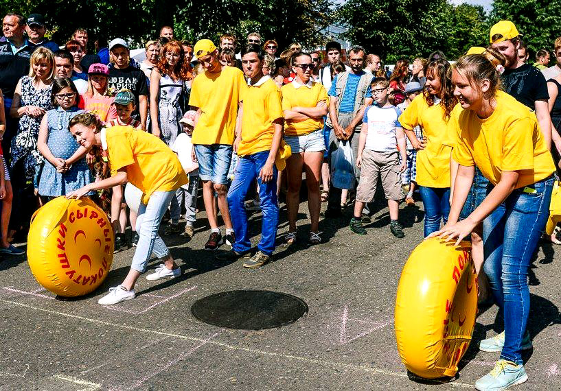 Участники конкурса «Сырные покатушки» во время празднования Фестиваля сыра