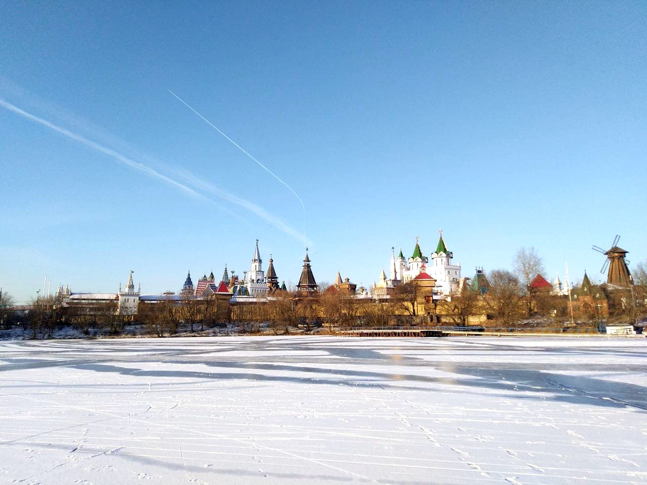 Вид на Измайловский Кремль с Серебряно-Виноградного пруда