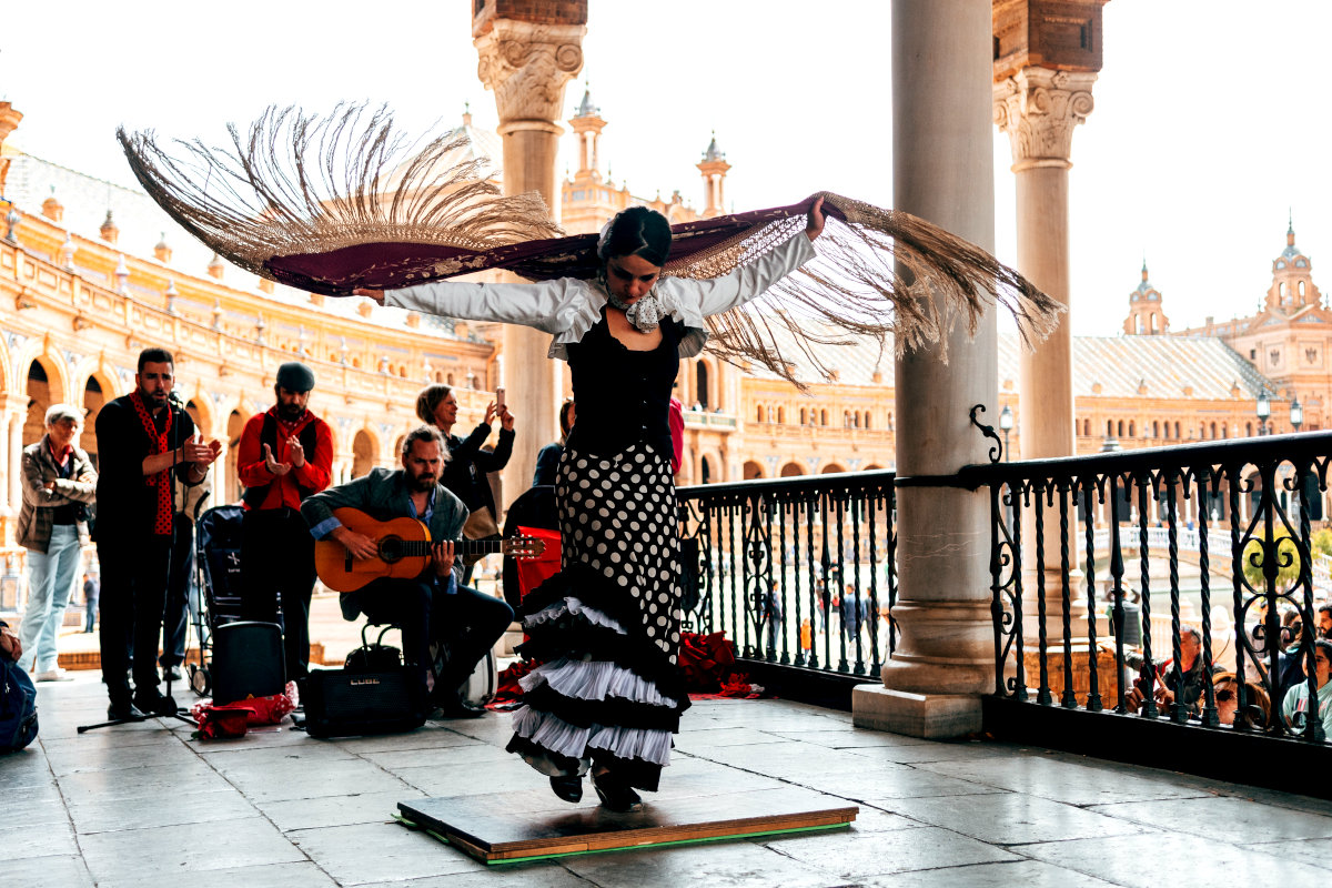 Танцовщица фламенко на улицах Севильи, Испания