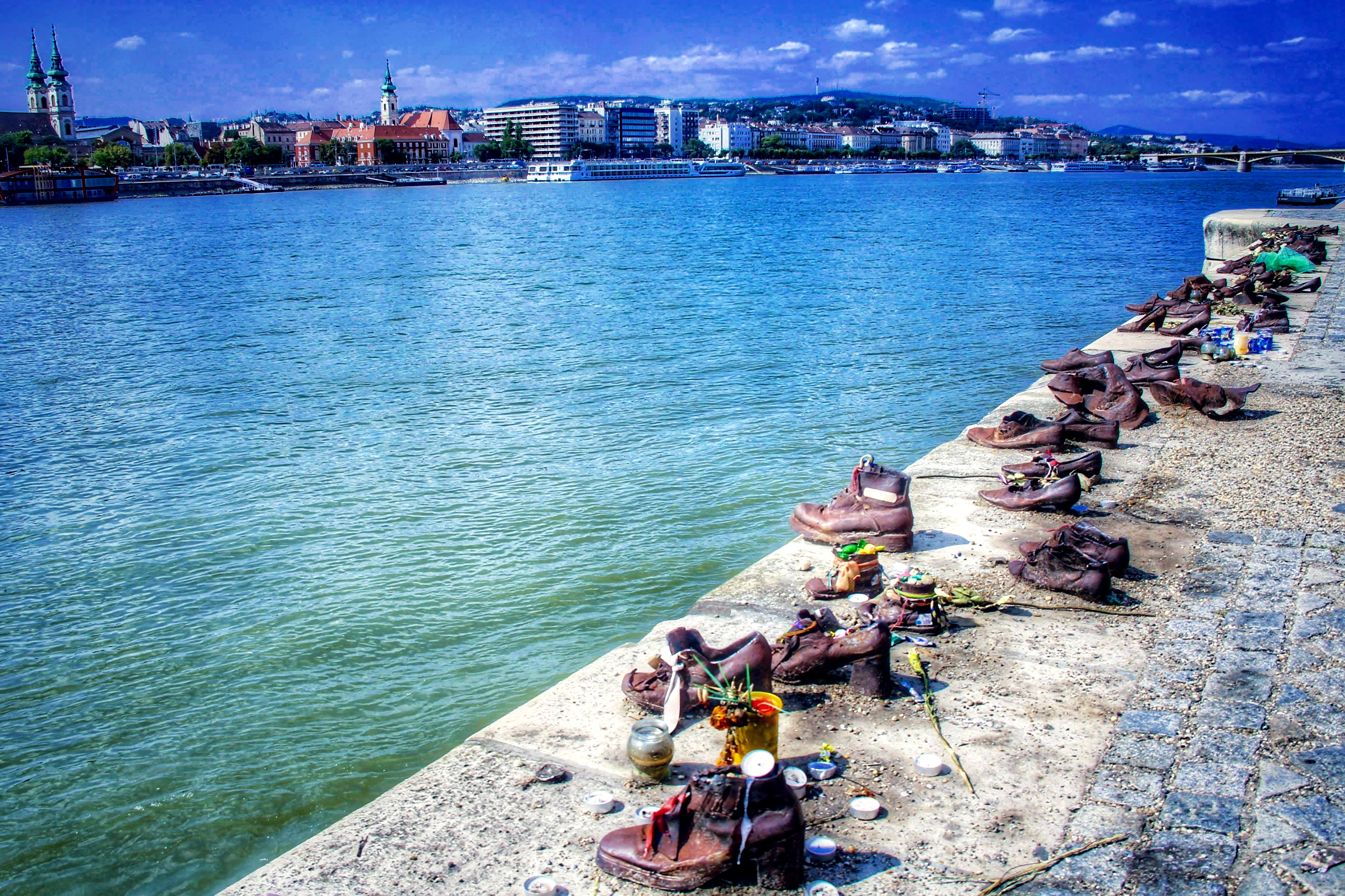 Инсталляция «Туфли на набережной Дуная»