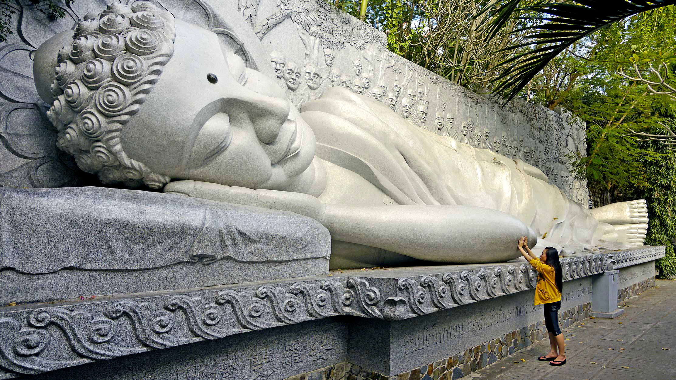 Фигура лежачего Будды
