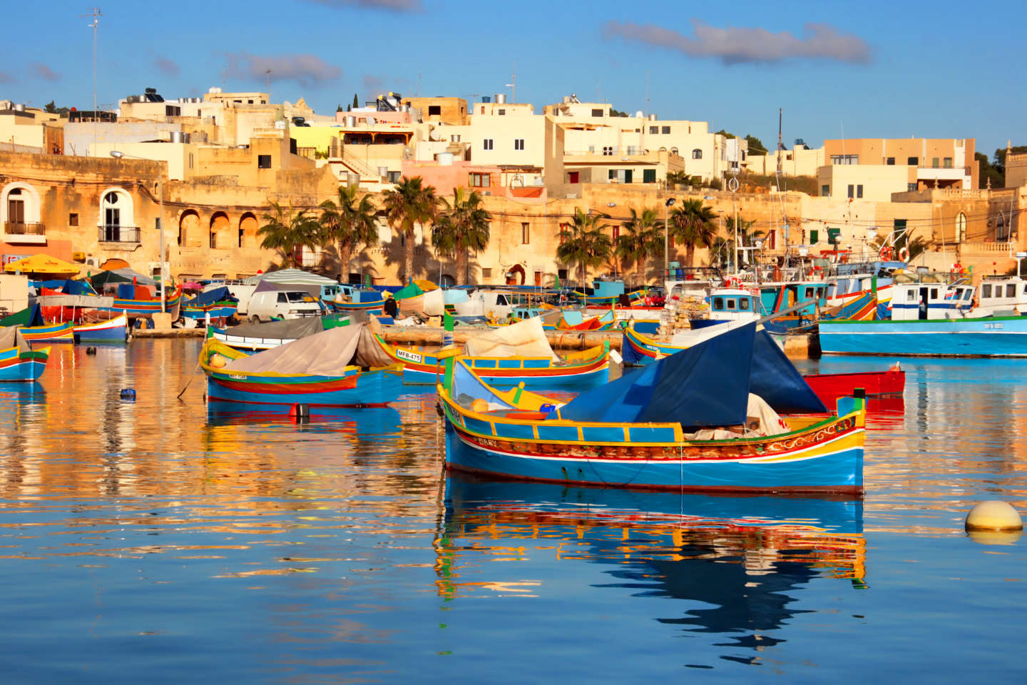 Мальтийские традиционные рыбацкие лодки луццу